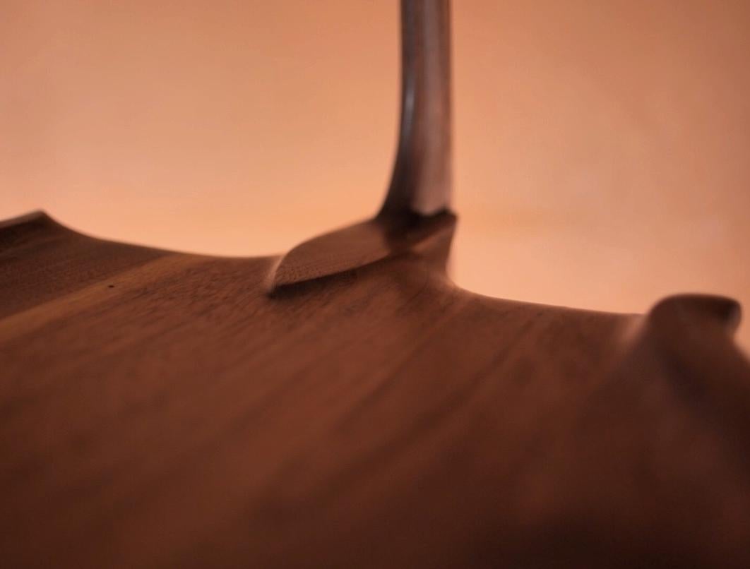 Intagliato a mano Sedia da Cello in noce lavorata a mano - Design scultoreo a tre gambe in vendita