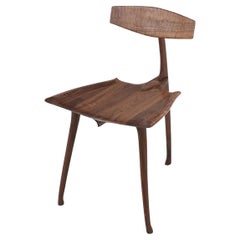 Handcrafted Walnut Cello Chair - skulpturales dreibeiniges Design