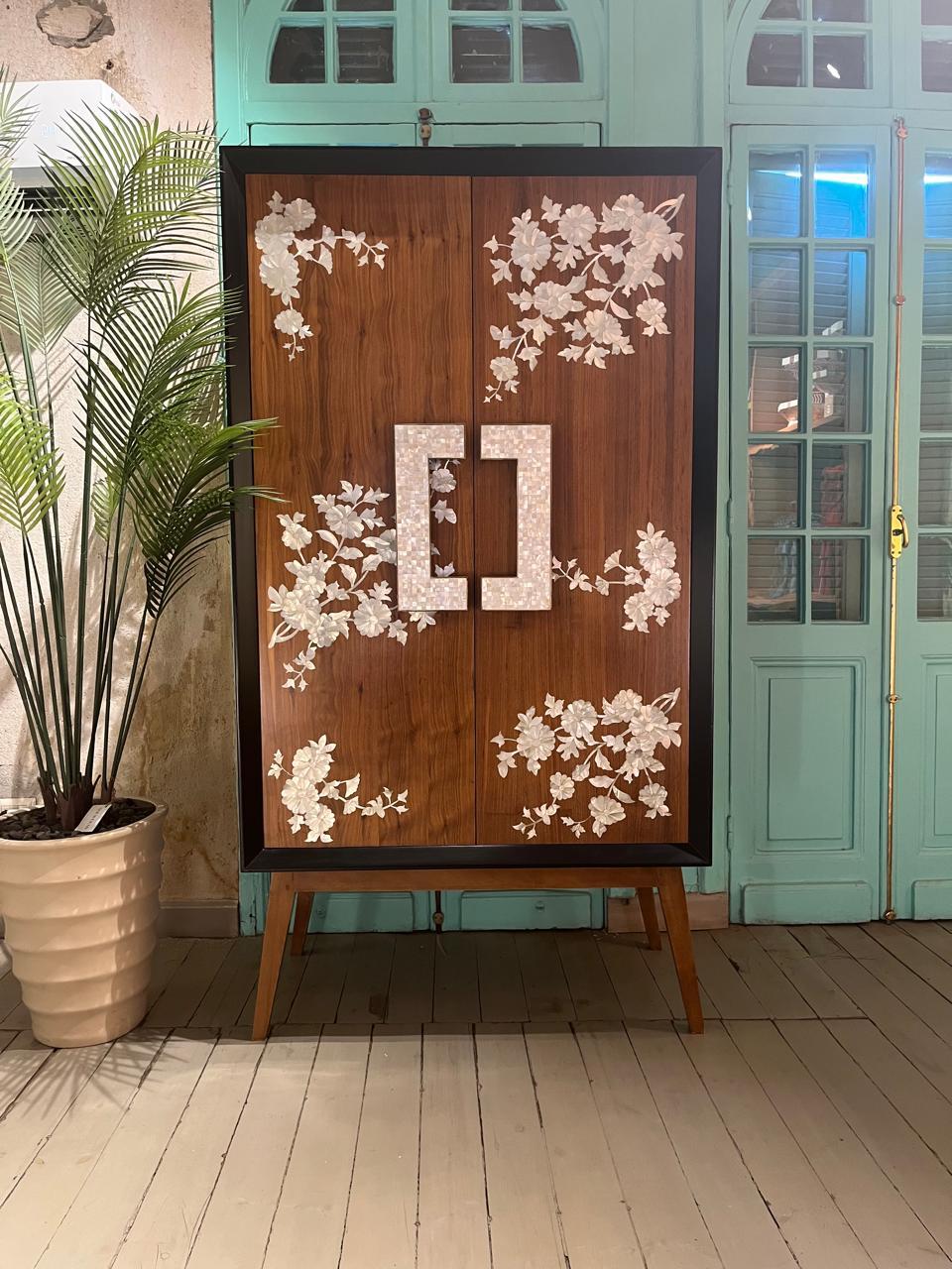 Fait main Vaisselier artisanal en noyer avec incrustation de nacre et poignée en vente