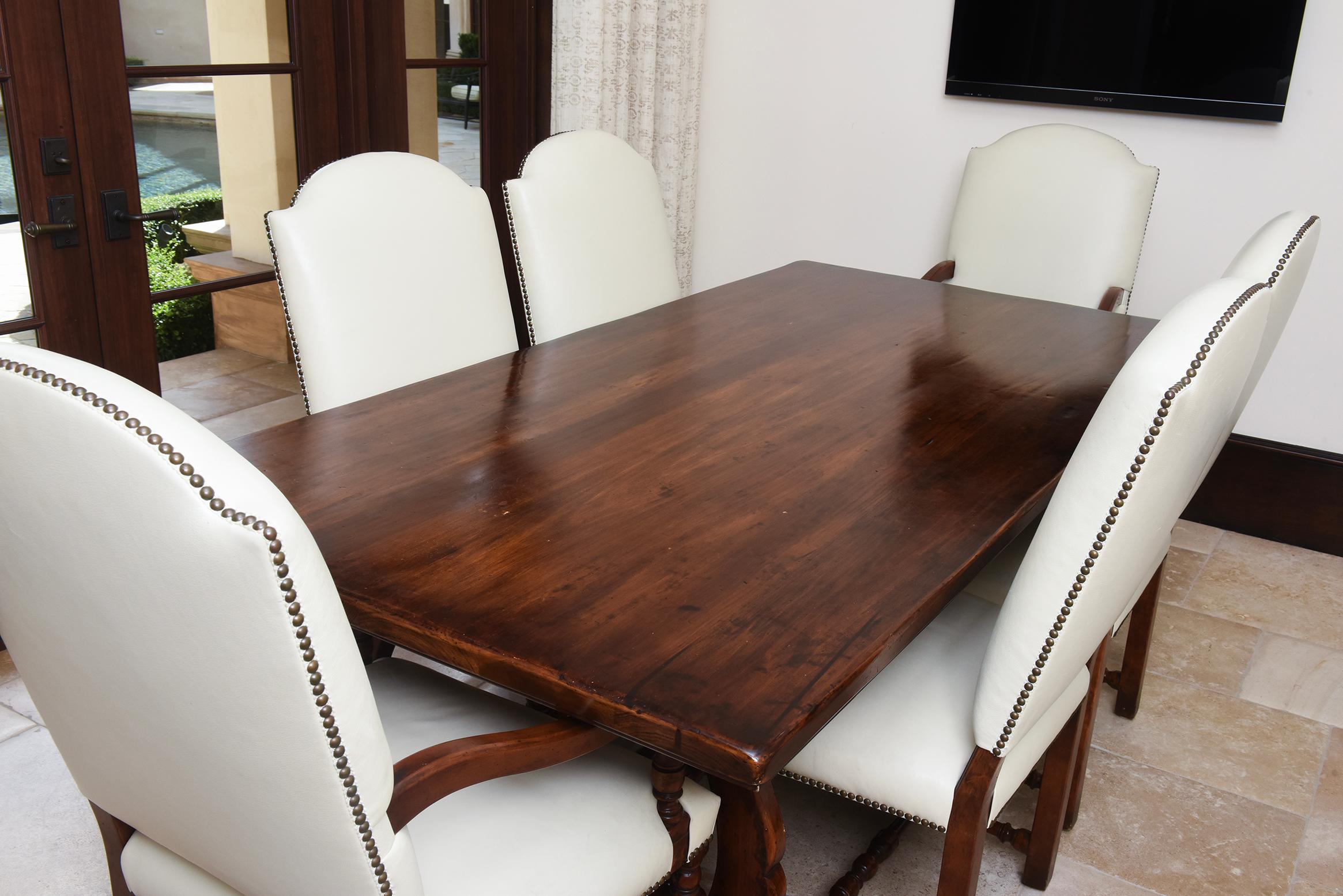 Cette étonnante table de salle à manger en noyer fabriquée à la main en Italie au 20e siècle met en valeur les techniques de construction traditionnelles avec un savoir-faire exceptionnel. La table est composée d'une structure en bois massif et d'un
