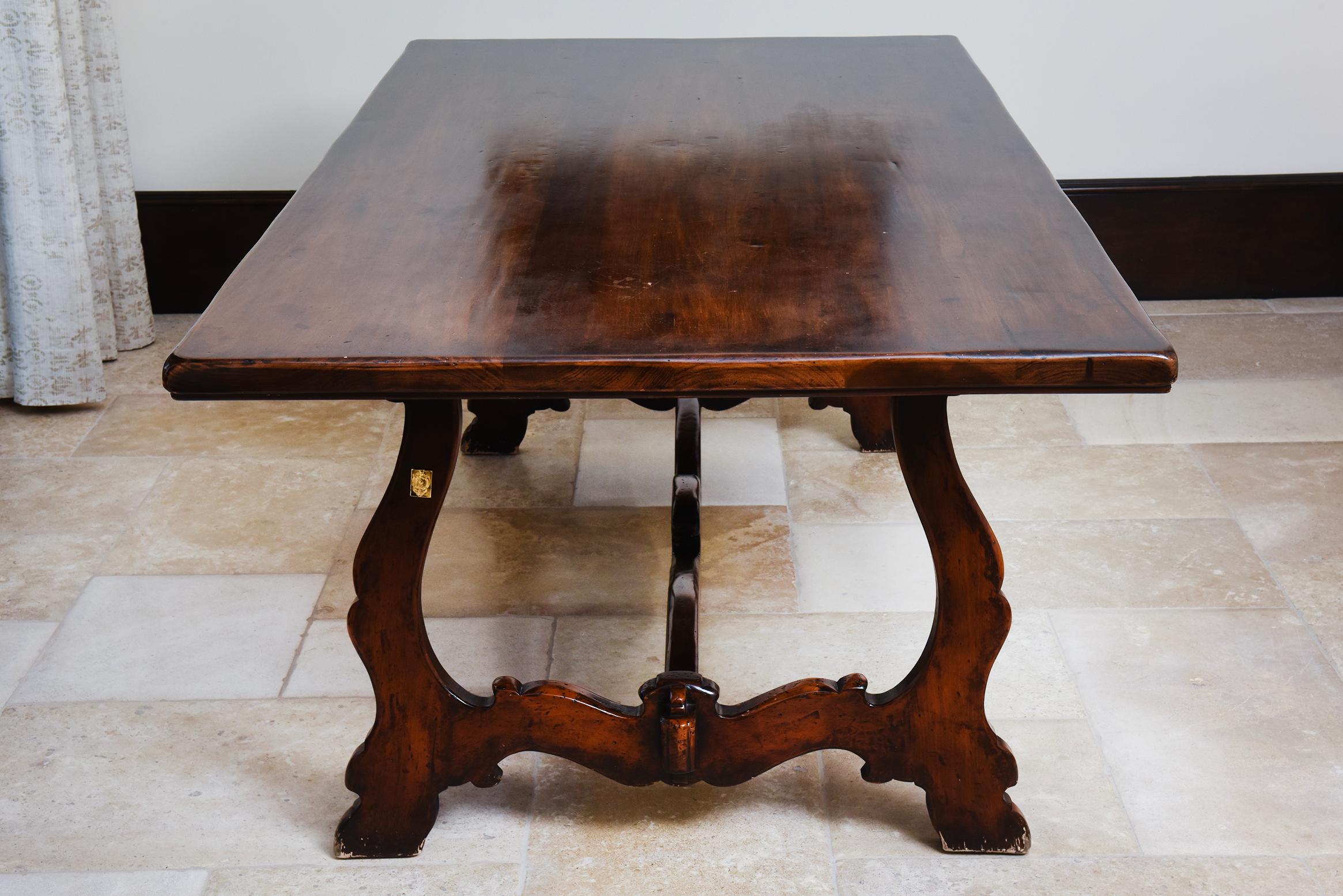 Fait main Table de salle à manger en noyer, fabriquée à la main, Italie, 20e siècle en vente