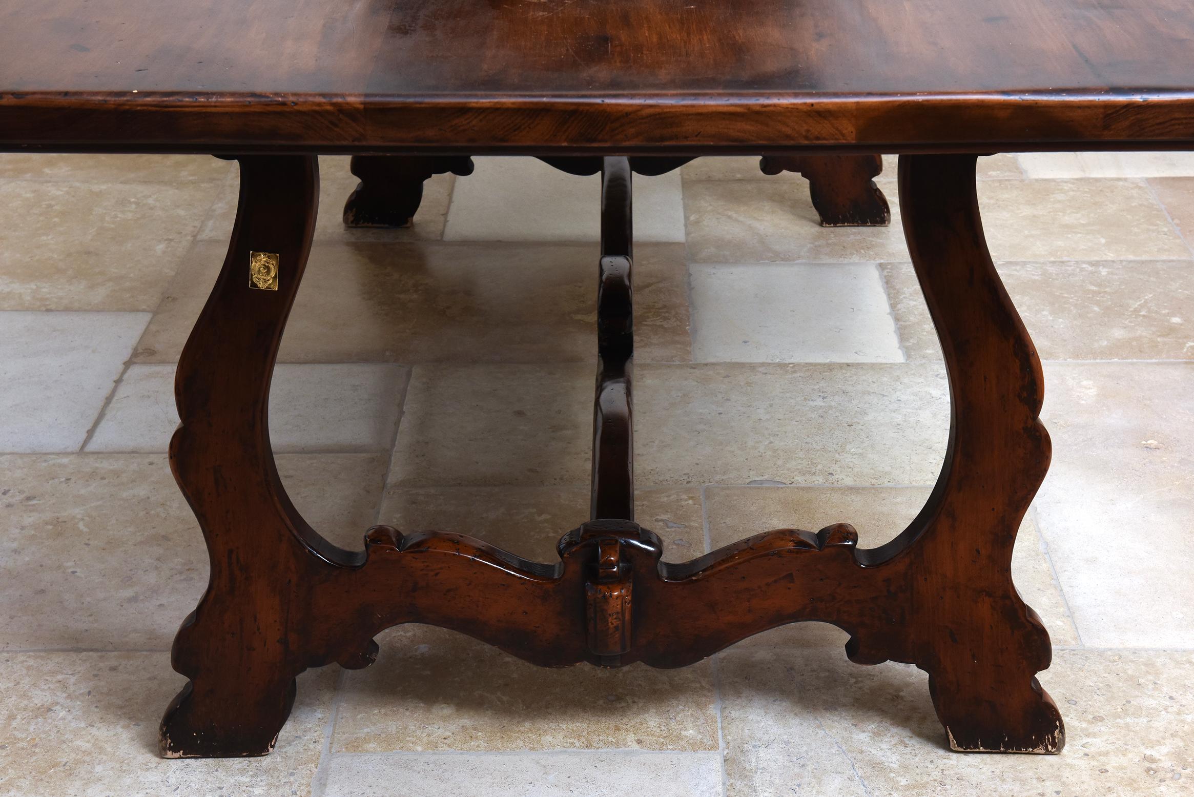 Table de salle à manger en noyer, fabriquée à la main, Italie, 20e siècle Bon état - En vente à North Miami, FL