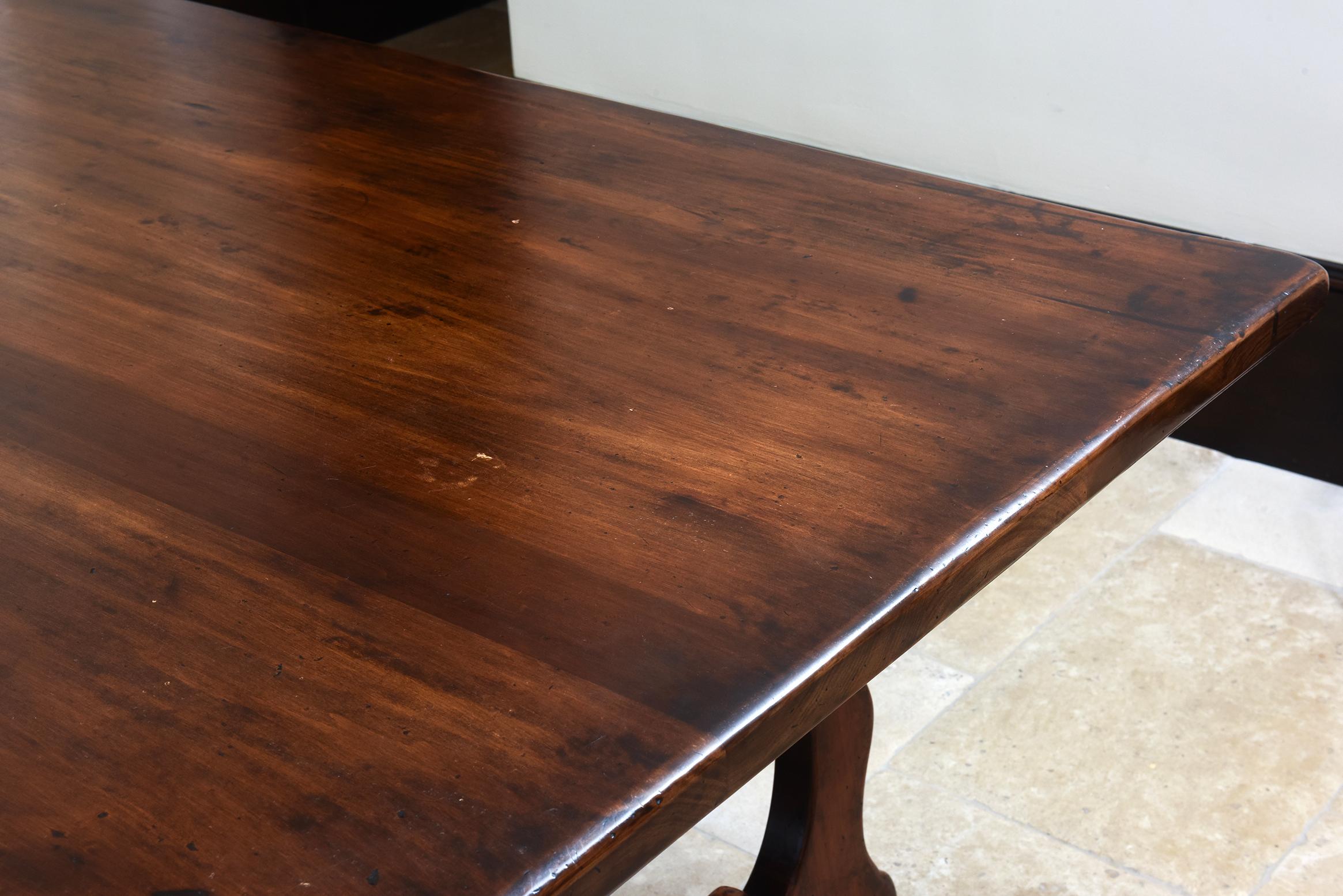 Noyer Table de salle à manger en noyer, fabriquée à la main, Italie, 20e siècle en vente