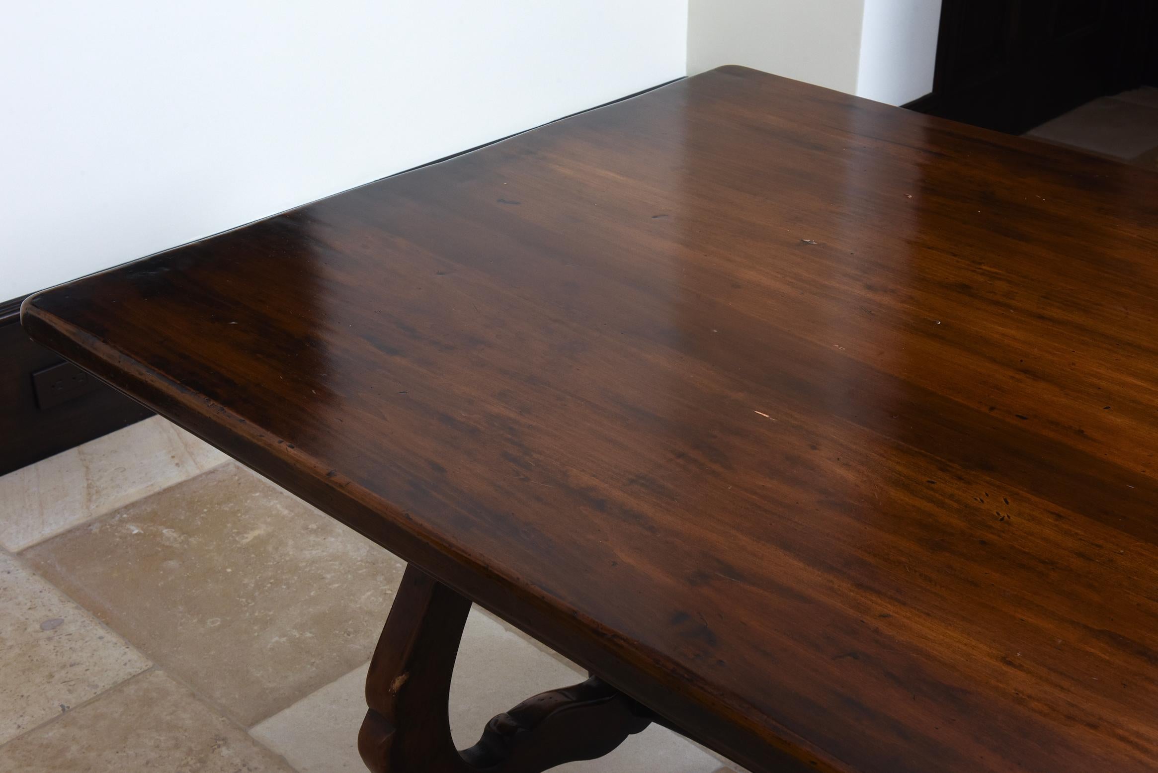 Table de salle à manger en noyer, fabriquée à la main, Italie, 20e siècle en vente 1