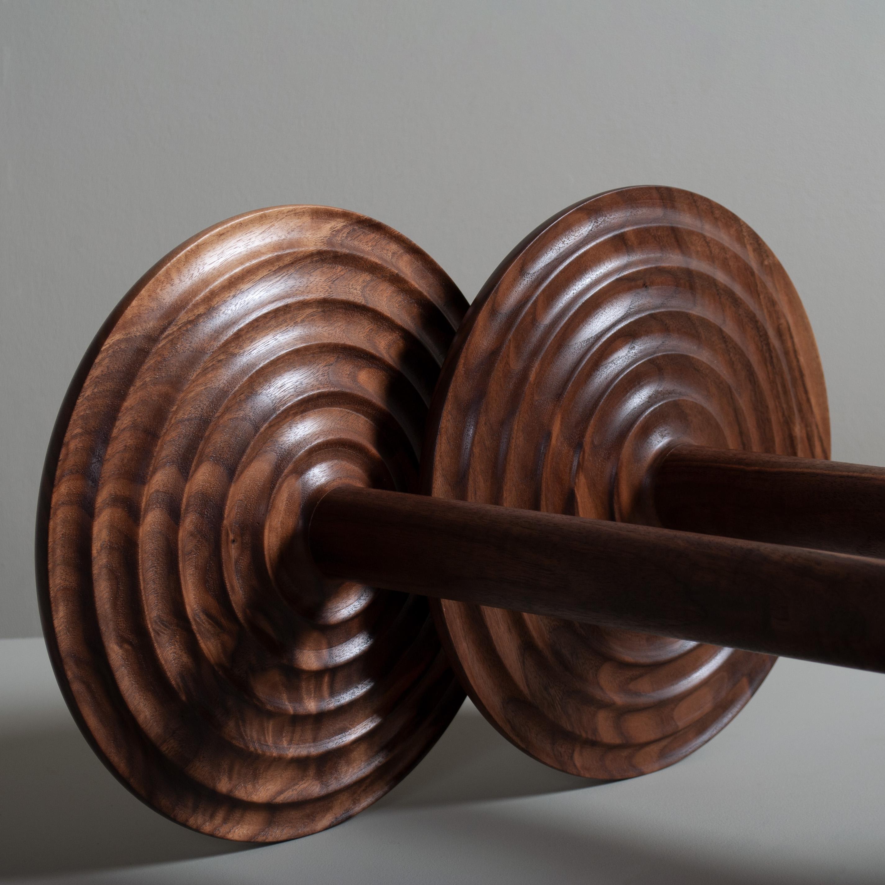 Tavolino in legno di noce, splendidamente tornito e completamente lavorato a mano, dal design modernista. 
Si tratta di un pezzo su misura della migliore qualità, realizzato a mano dai nostri maestri artigiani nel Regno Unito con noce nero