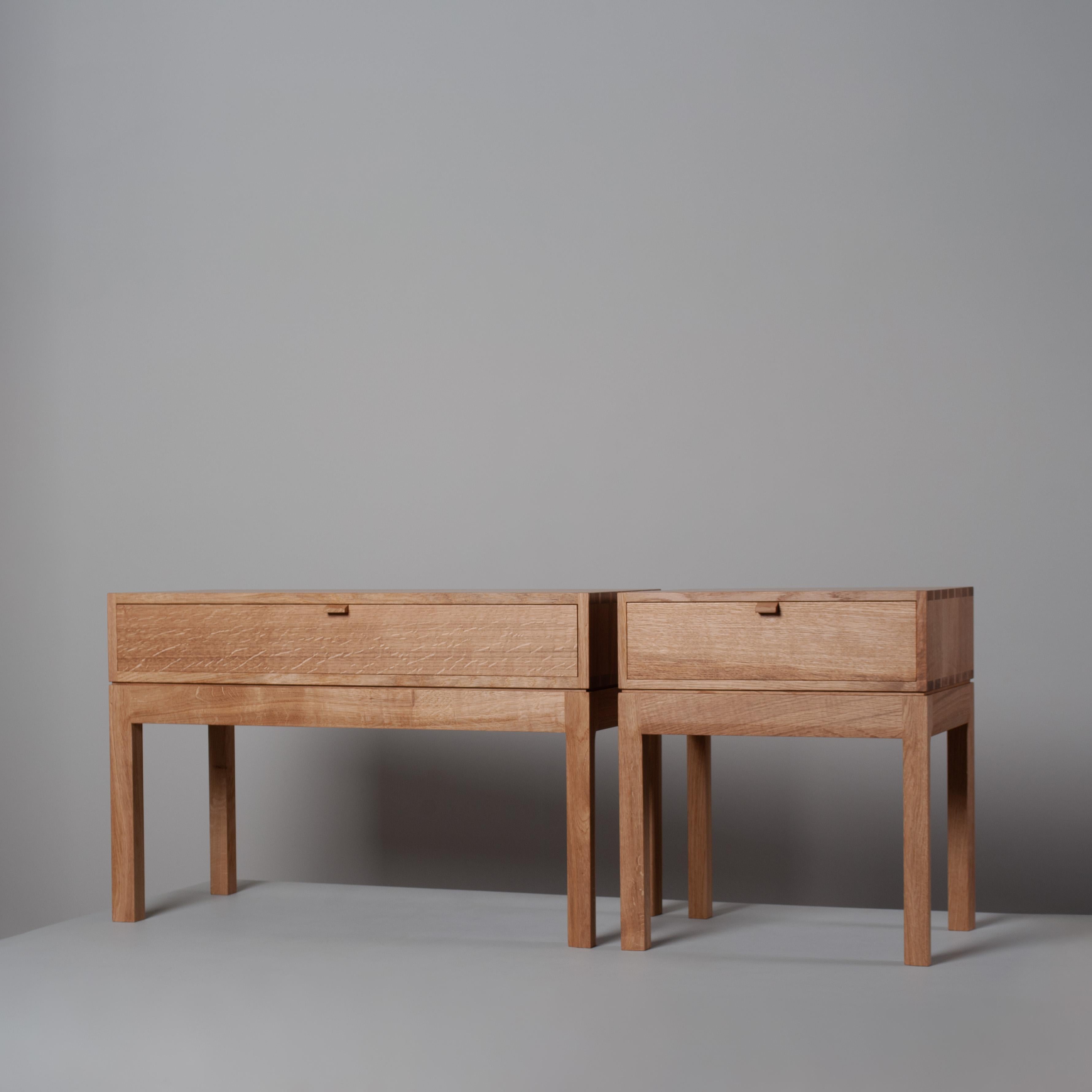 Tables de chevet artisanales en noyer et en Oak en vente 3