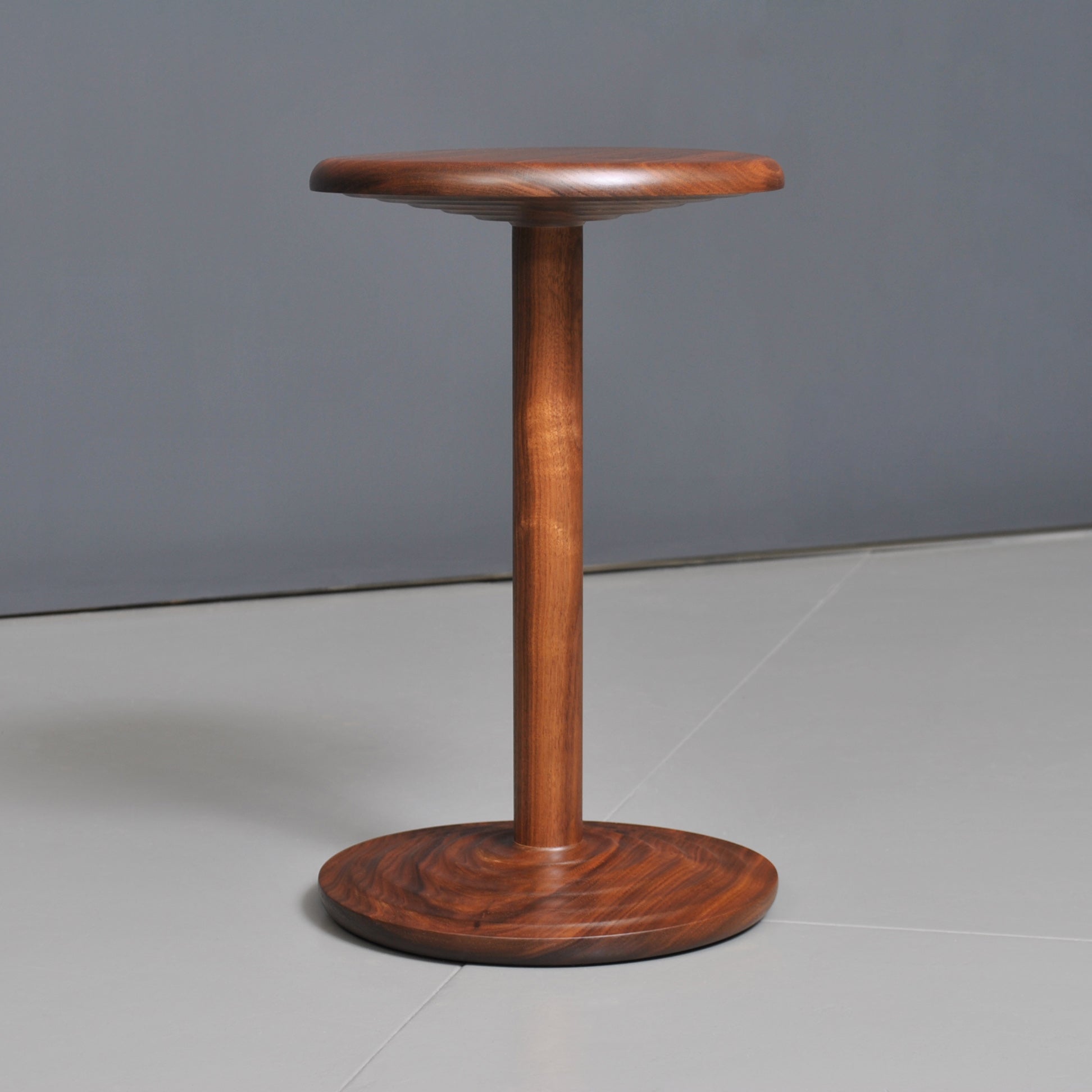 Handcrafted Nussbaum Beistelltisch (Walnuss) im Angebot