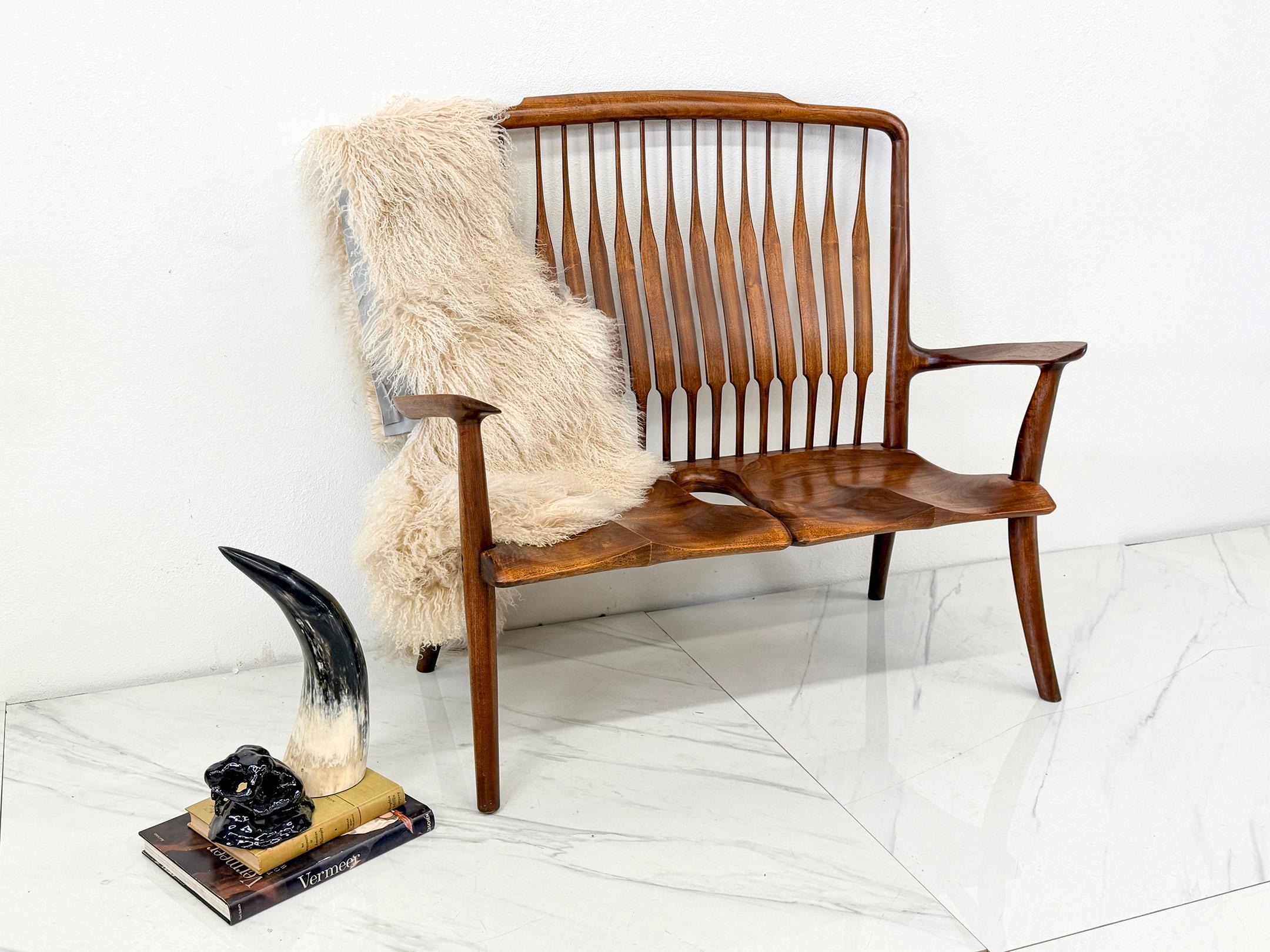 Organique Causeuse Studio A en noyer travaillée à la main dans le style de Maloof et Nakashima en vente