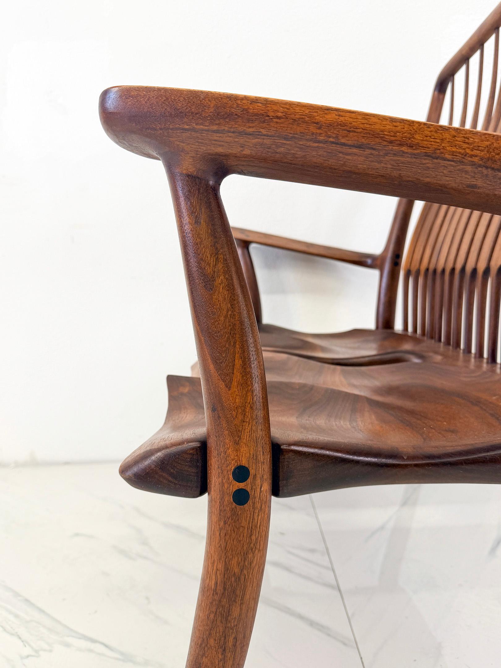 Fin du 20e siècle Causeuse Studio A en noyer travaillée à la main dans le style de Maloof et Nakashima en vente