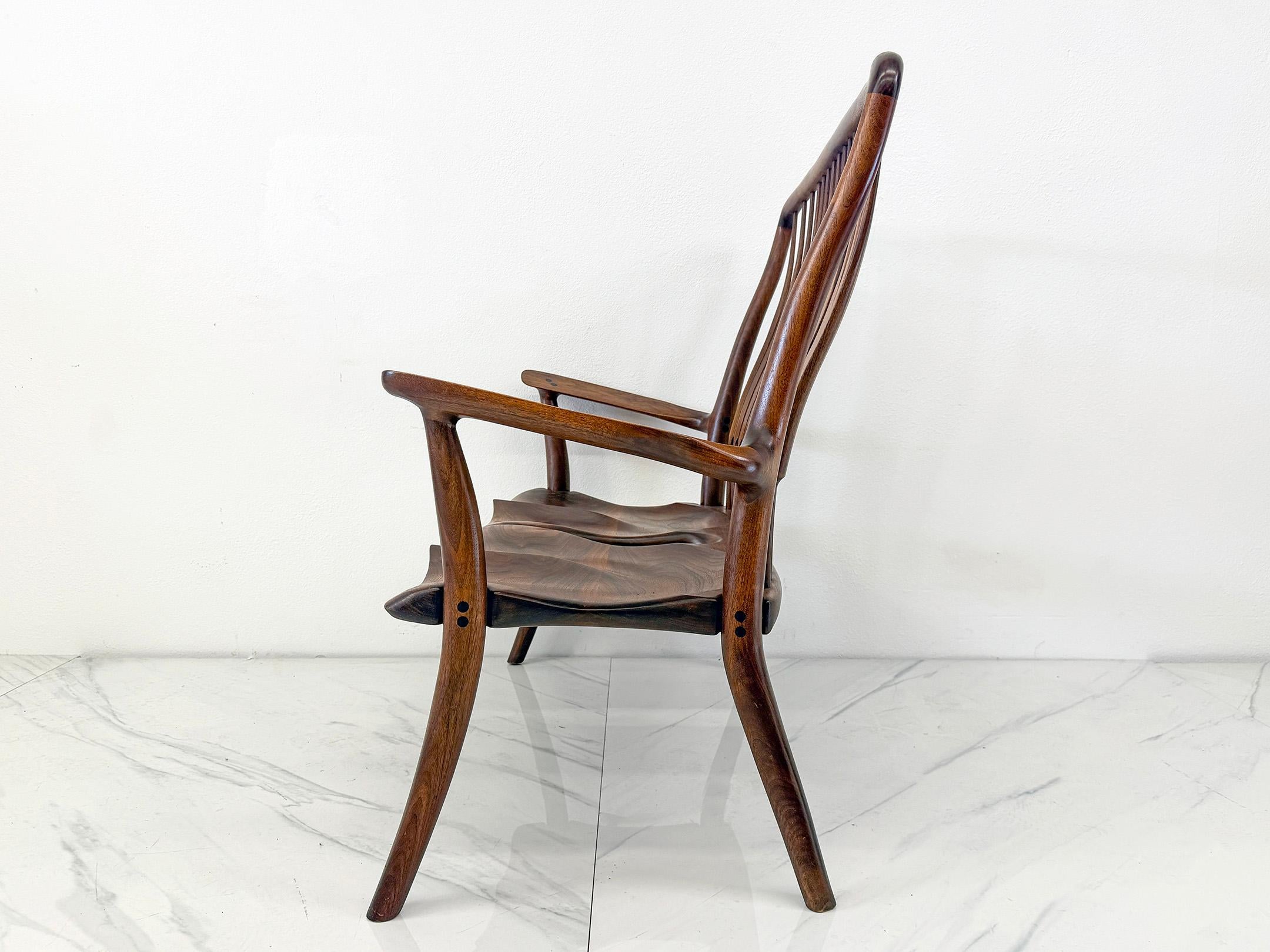 Noyer Causeuse Studio A en noyer travaillée à la main dans le style de Maloof et Nakashima en vente