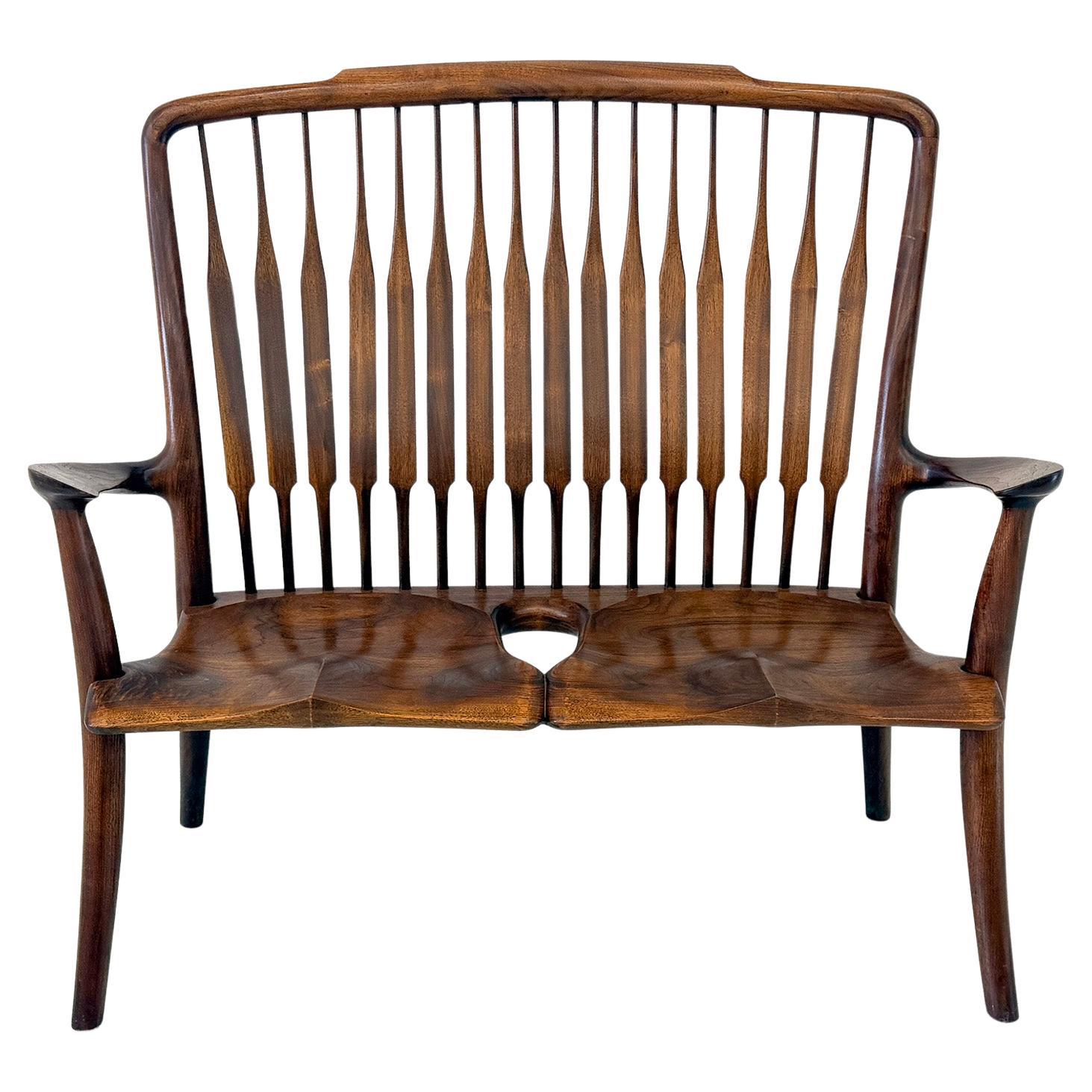 Causeuse Studio A en noyer travaillée à la main dans le style de Maloof et Nakashima en vente