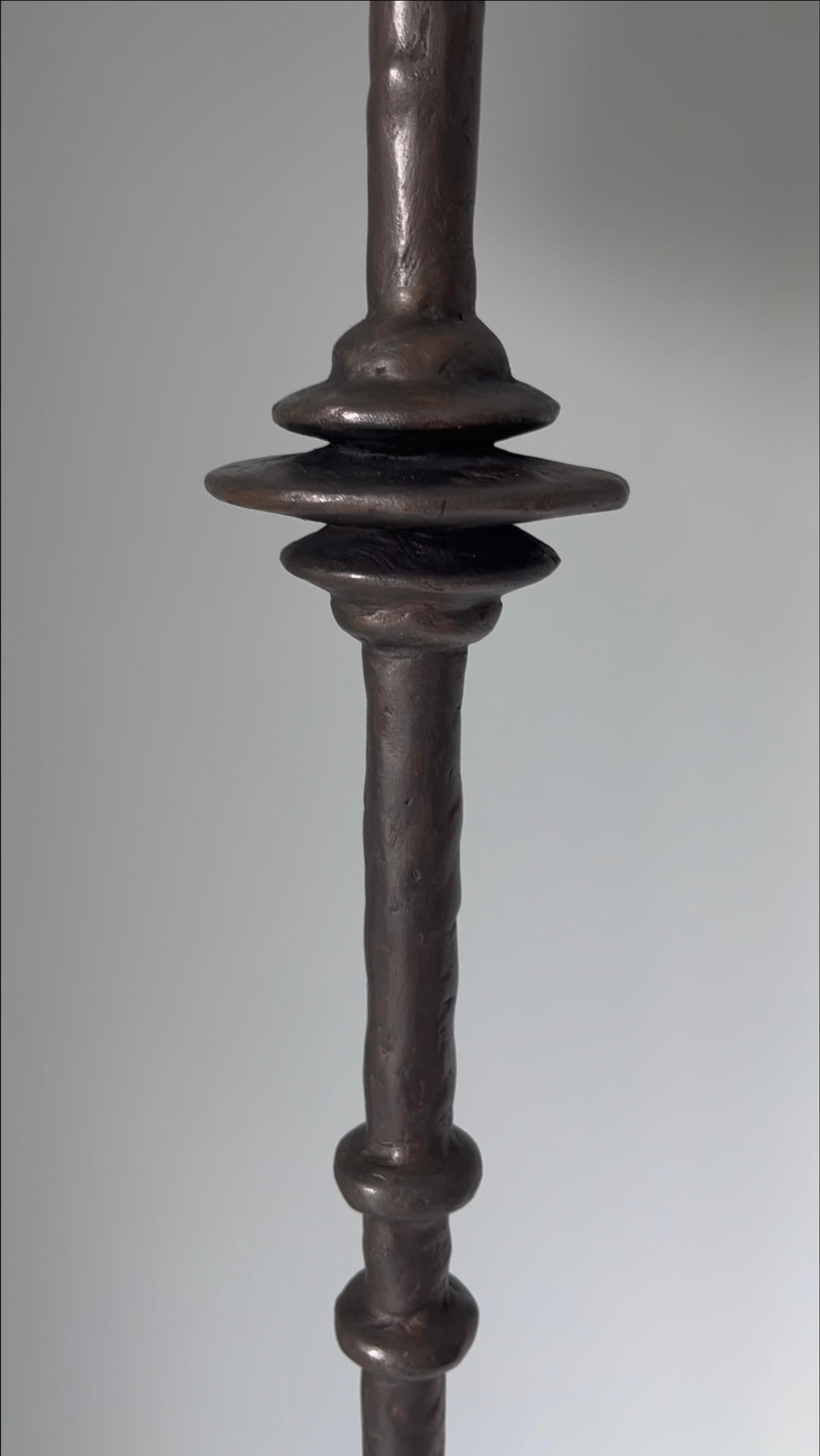 Allemand Lampadaire Mittis en plâtre blanc/bronze fabriqué à la main de petite taille par Benediko en vente