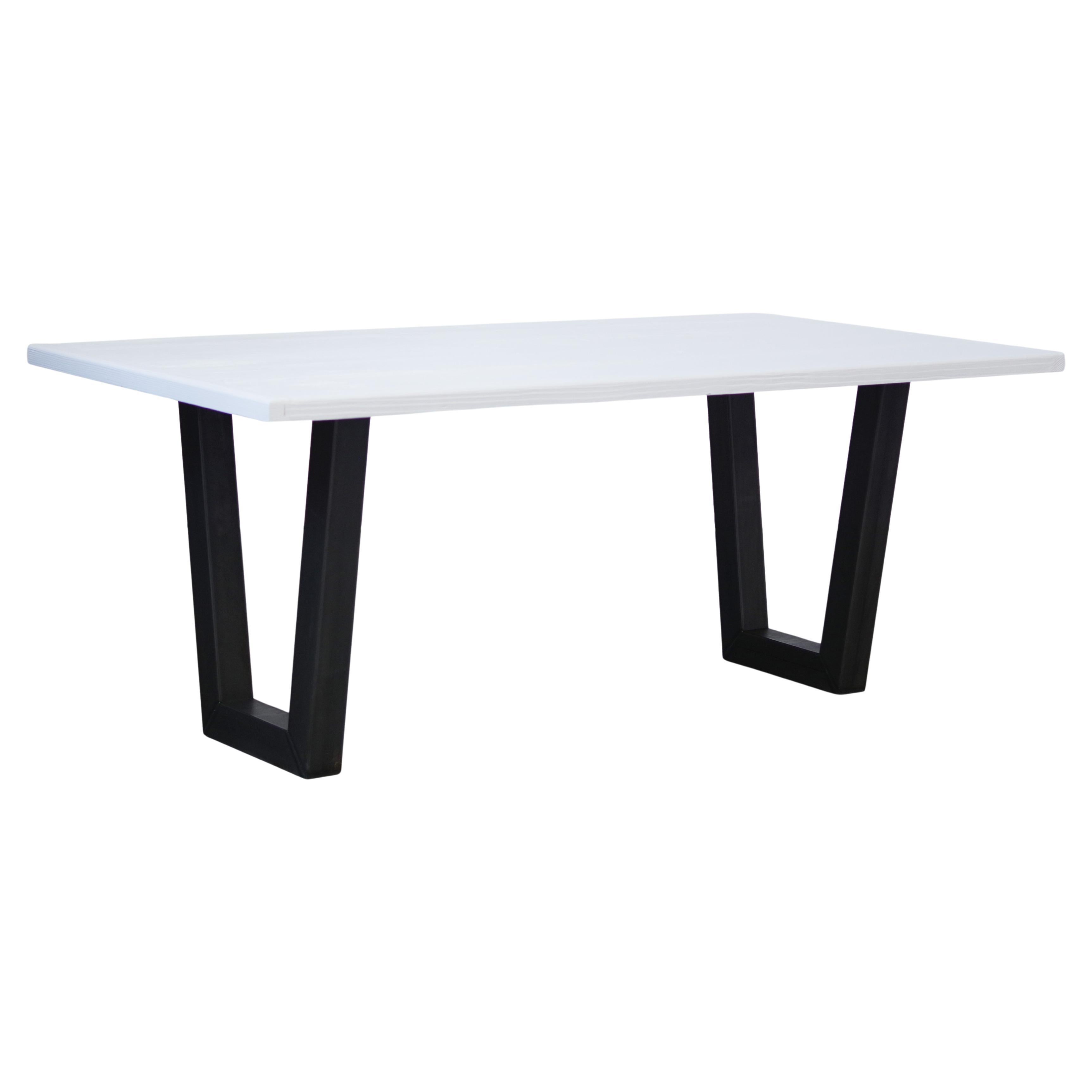 Table artisanale en sapin brossé laqué blanc avec pieds en fer, 2020