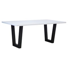 Mesa artesanal de abeto cepillado lacado en blanco con patas de hierro, 2020
