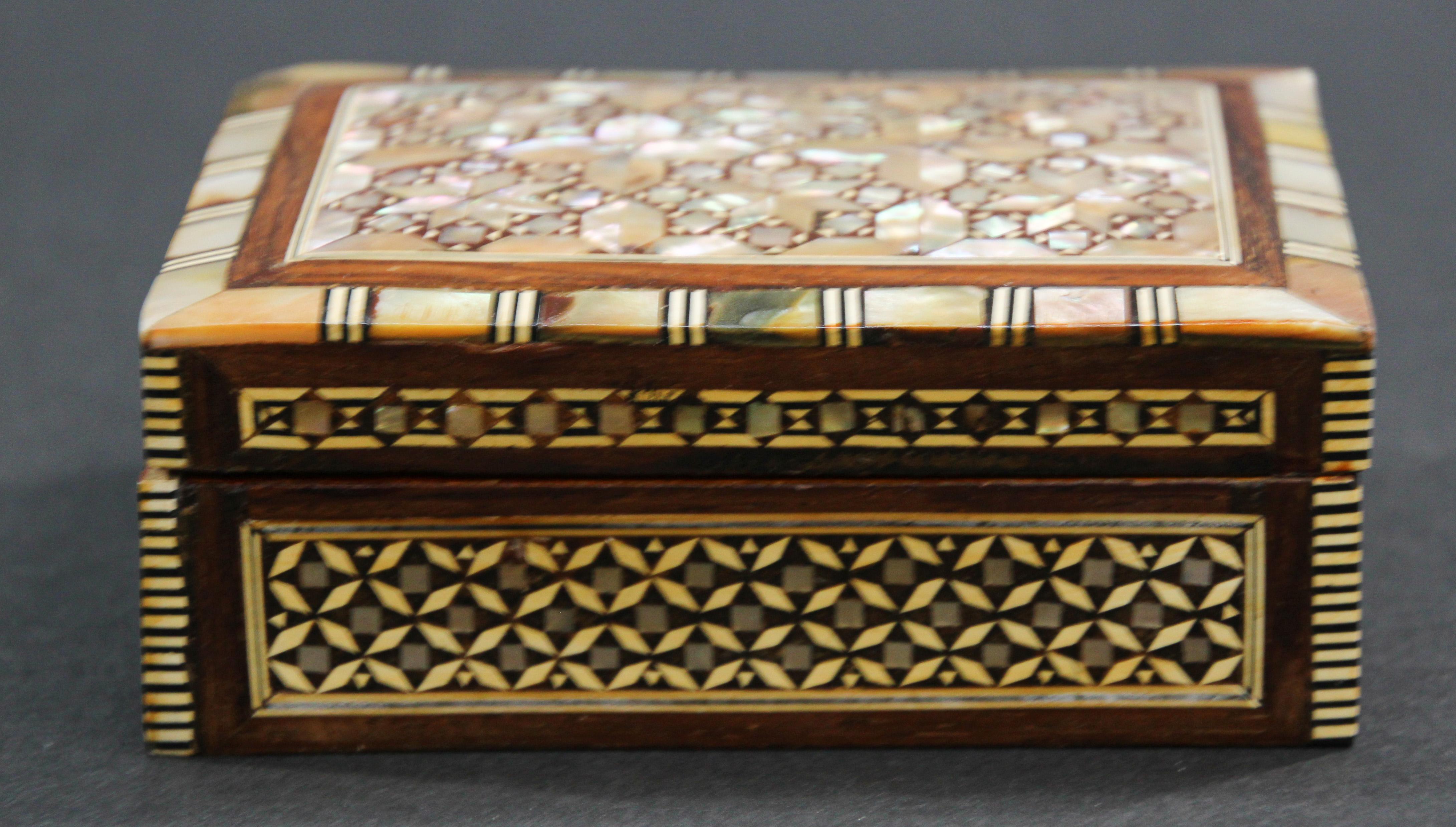 Exquisite handcrafted Middle Eastern Lebanese mosaic marquetry wood box.
Small octagonal walnut Syrian style box intricately decorated with Moorish motif designs which have been painstakingly inlaid with mosaic marquetry and mother of pearl, shell