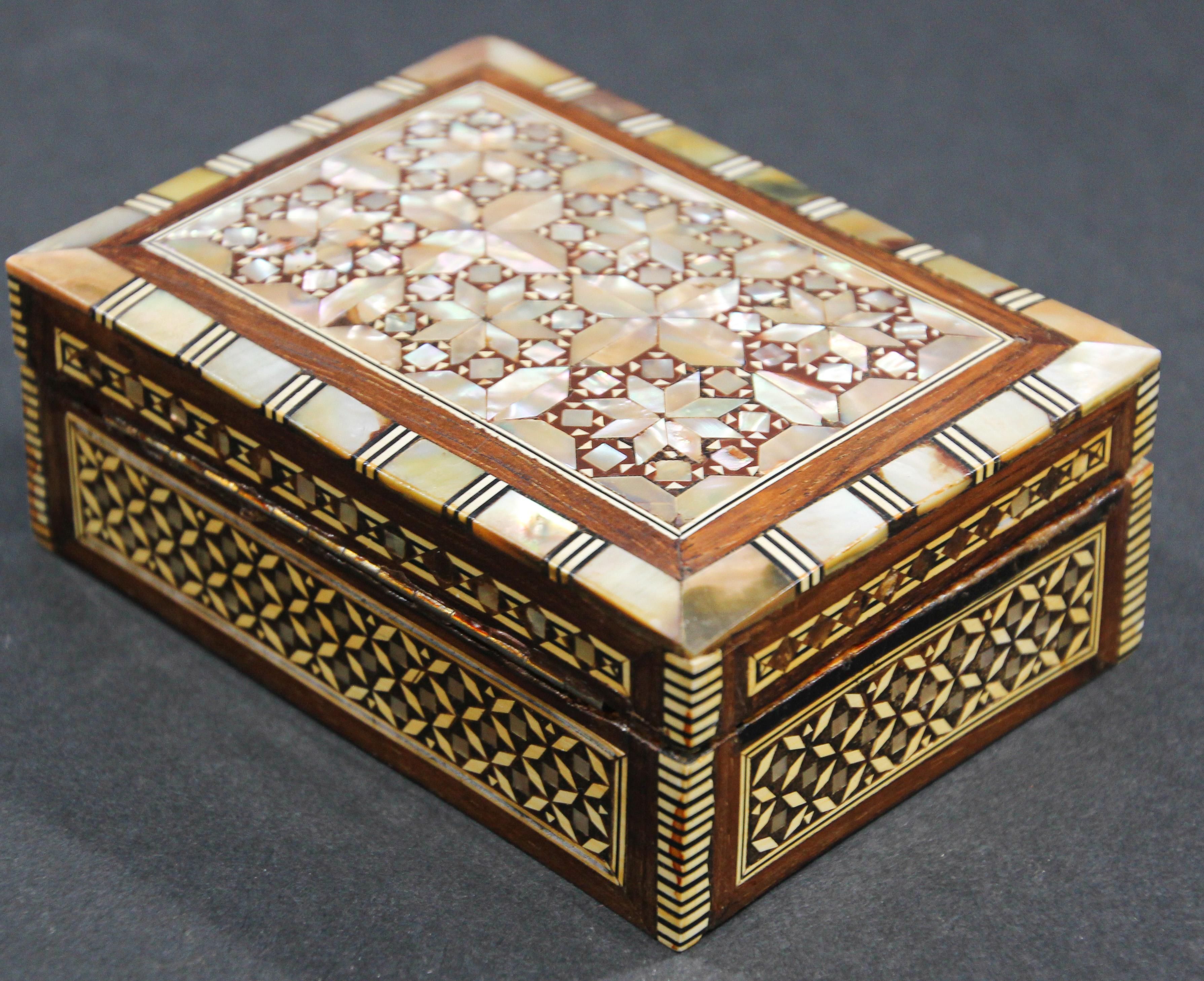Vintage Moorish Box Mosaic Marquetry  In Good Condition For Sale In North Hollywood, CA
