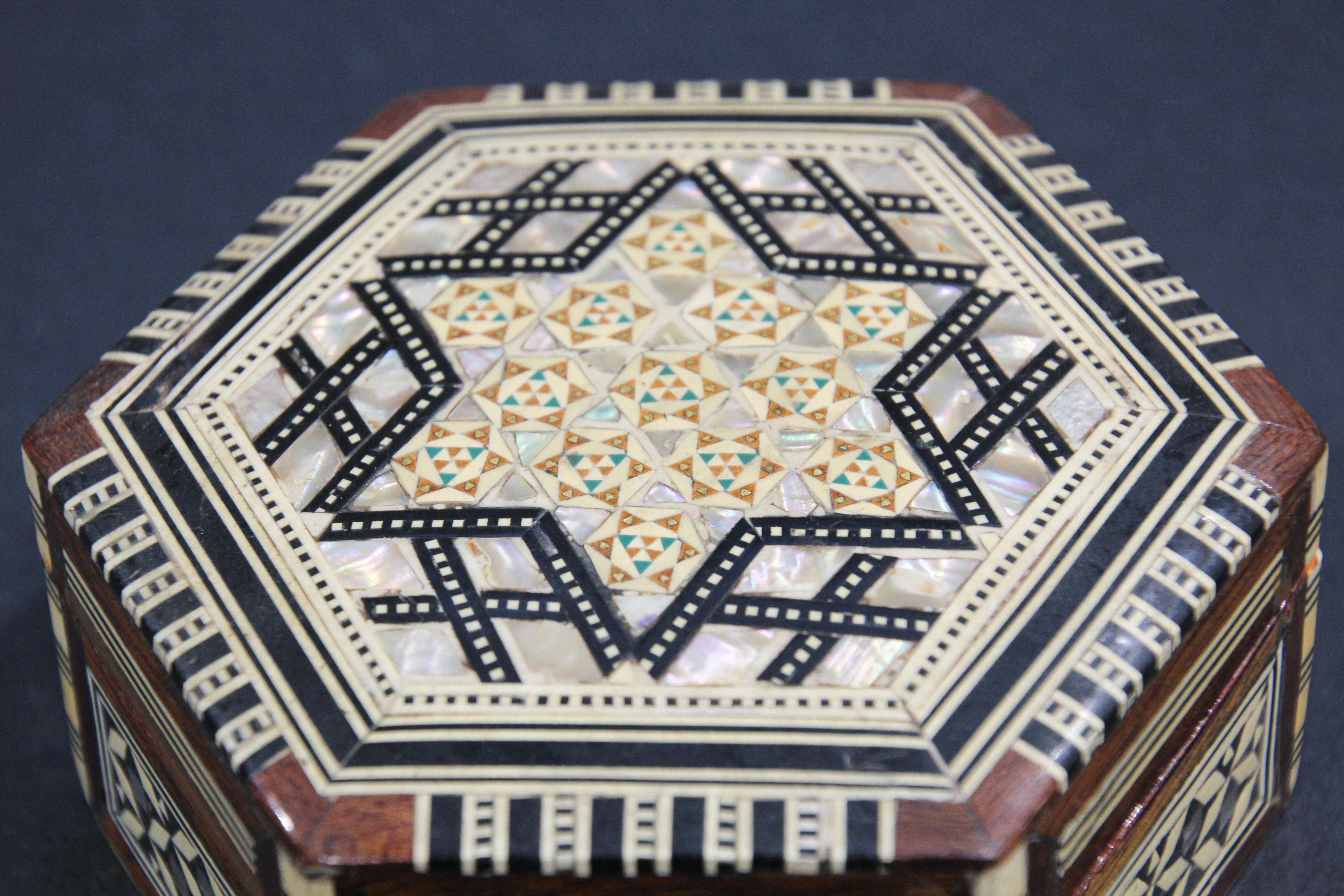 Libanais Boîte octogonale mauresque en marqueterie de mosaïque blanche fabriquée à la main en vente