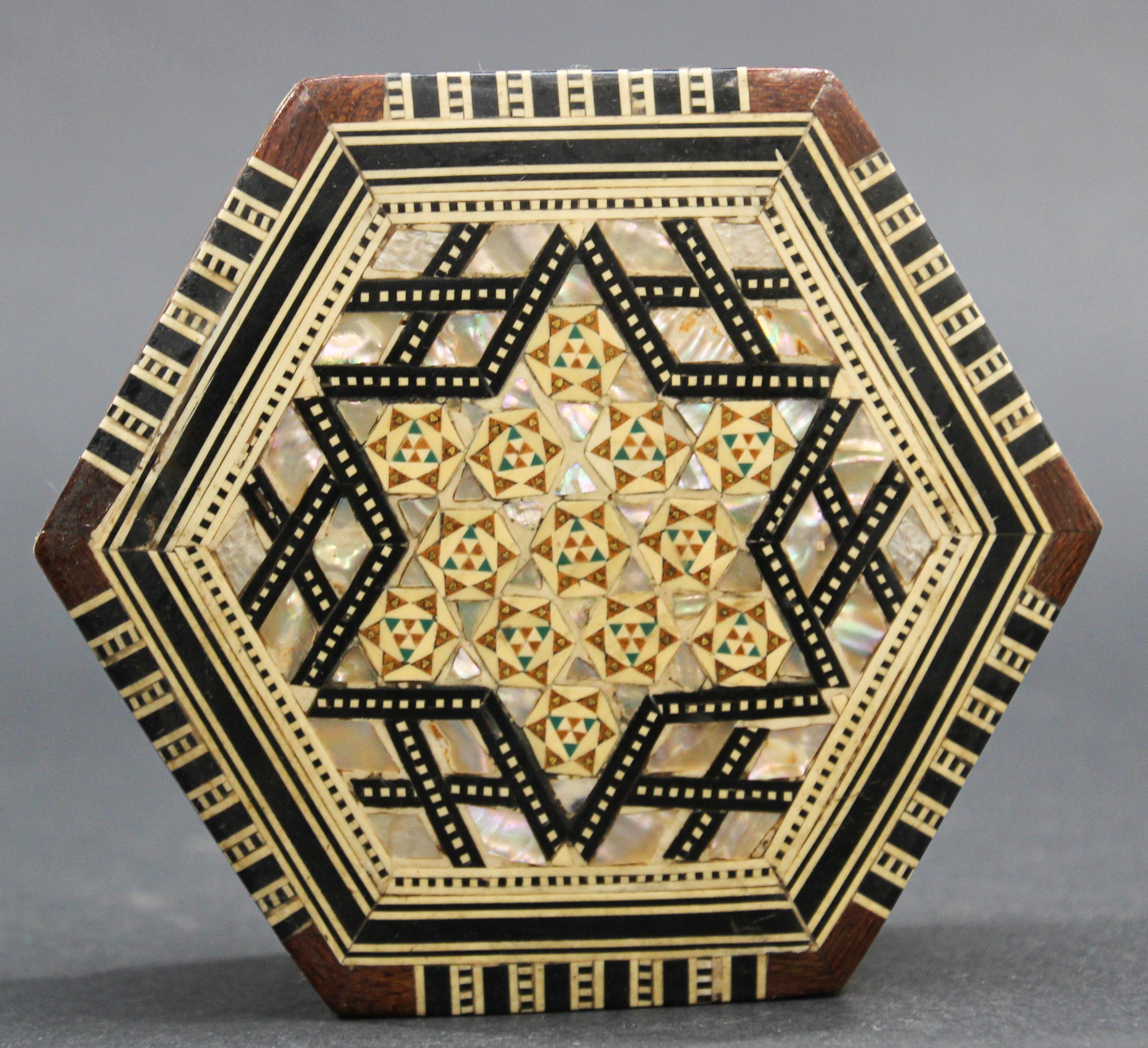 Incrusté Boîte octogonale mauresque en marqueterie de mosaïque blanche fabriquée à la main en vente