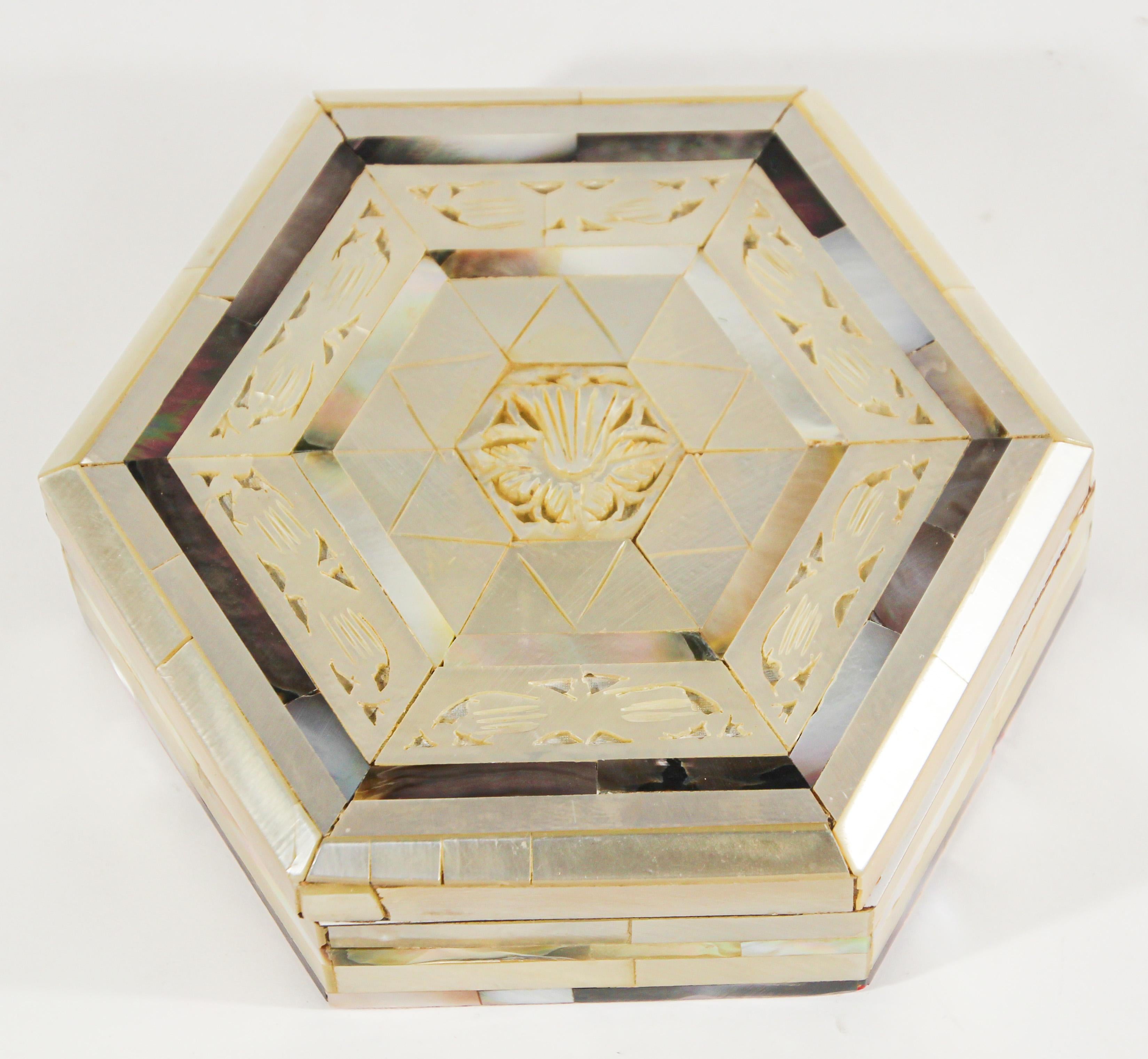 Exquisite handcrafted white mother of pearl inlaid and hand carved lidded box.
Small octagonal Anglo Indian decorative box intricately decorated with Moorish motif designs which have been painstakingly inlaid and carved.
The interior is lined with