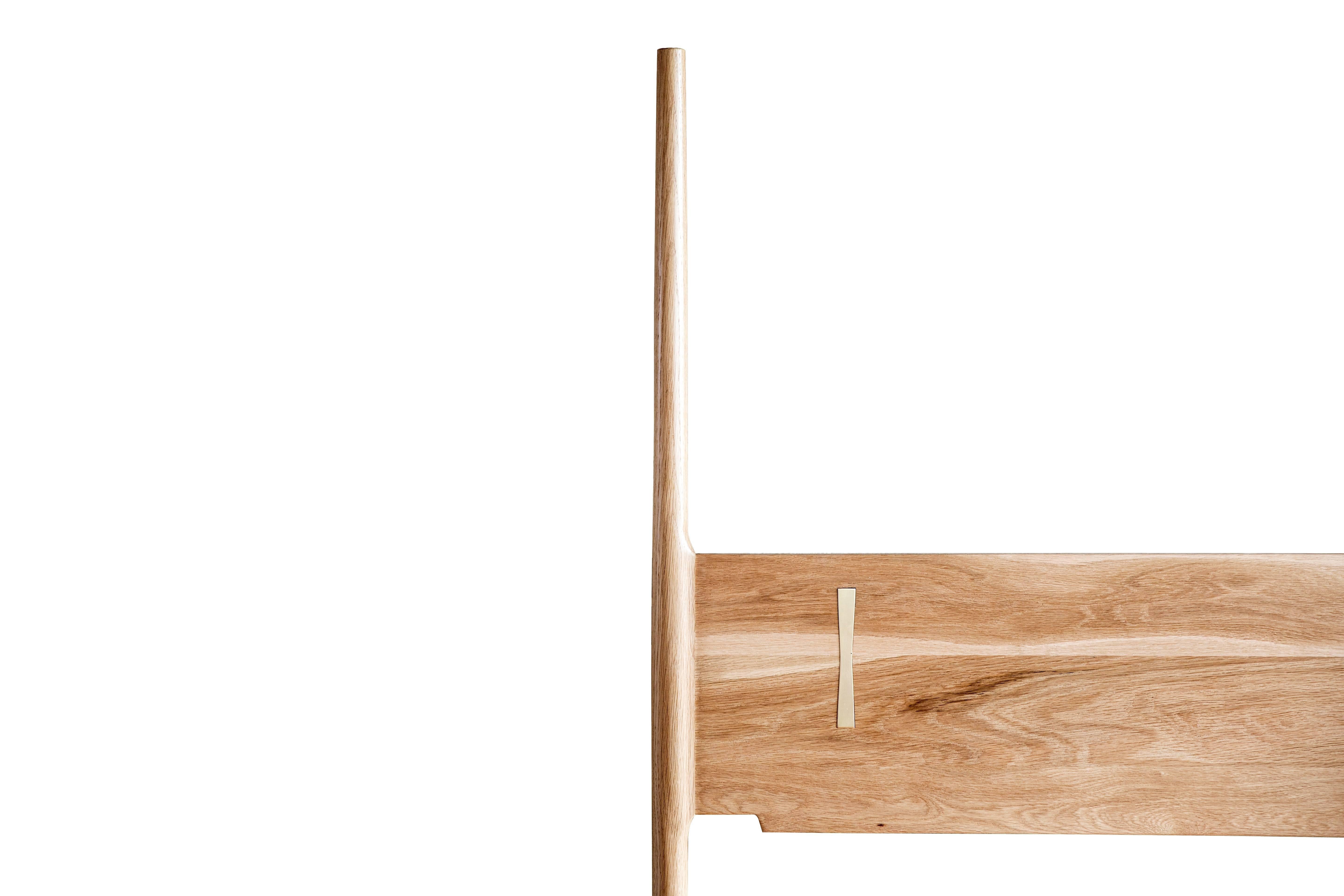 Gepostetes Bett mit Massivholzkonstruktion, handgeschnittener Tischlerei und Dutchman-Messingverbindung. Das Bett lässt sich ganz einfach zusammenbauen, ohne Nägel oder Schrauben. Die Beschläge verbinden die Seitenteile mit dem Kopf- und Fußteil.