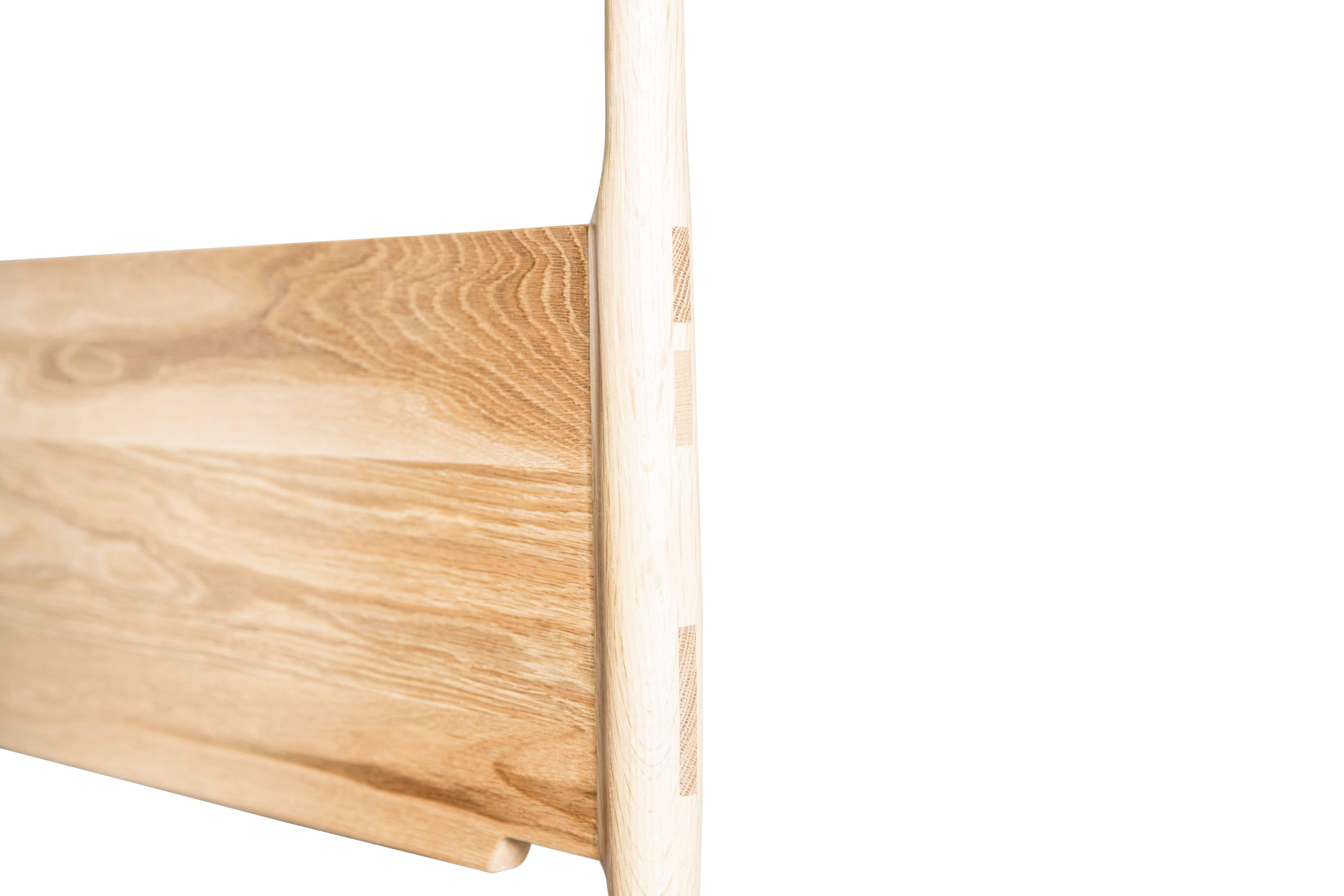 Handcrafted White Oak Dansk Bed mit geschwärztem Aluminium Dutchman joint (Moderne der Mitte des Jahrhunderts) im Angebot
