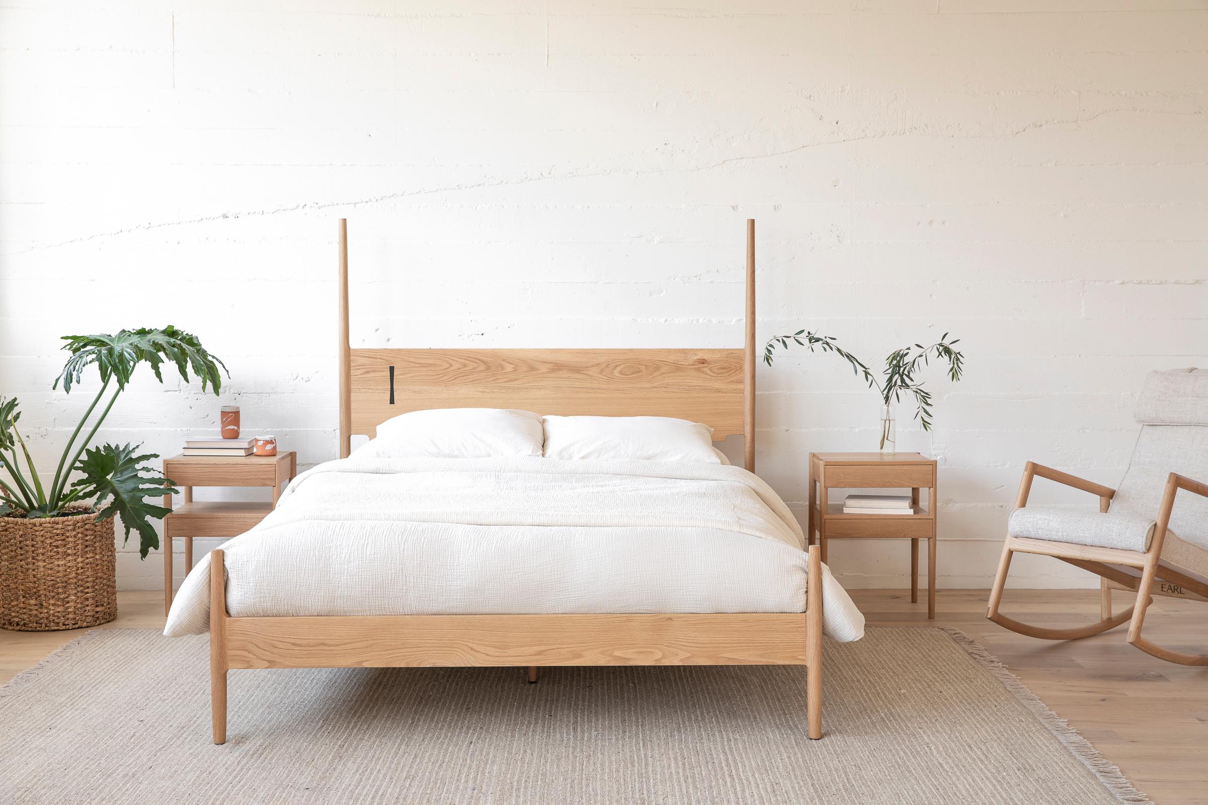 Handcrafted White Oak Dansk Bed mit geschwärztem Aluminium Dutchman joint im Zustand „Neu“ im Angebot in North Hollywood, CA