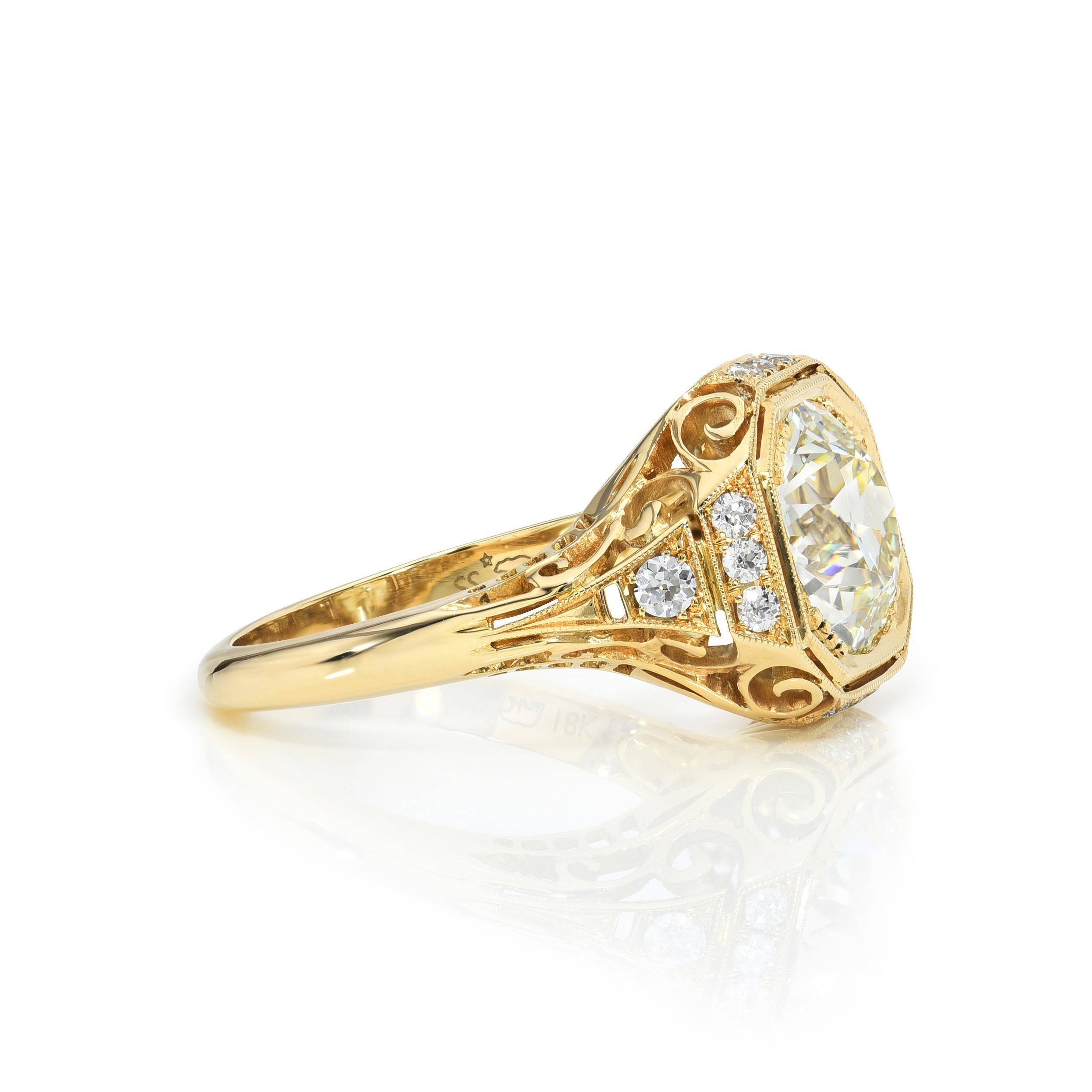 2,51ct N/VS1 GIA-zertifizierter Diamant im alten europäischen Schliff mit 0,21ctw Diamanten im alten europäischen Schliff, gefasst in einer handgefertigten Fassung aus 18 Karat Gelbgold.