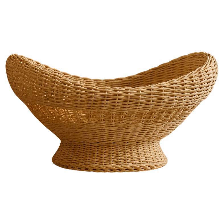 Cette coupe à fruits en osier est une pièce unique méticuleusement fabriquée à la main par le maître artisan Jorge Cruz, réputé à Tequisquiapan pour son expertise en matière de tissage traditionnel. Chaque fibre est soigneusement sélectionnée et
