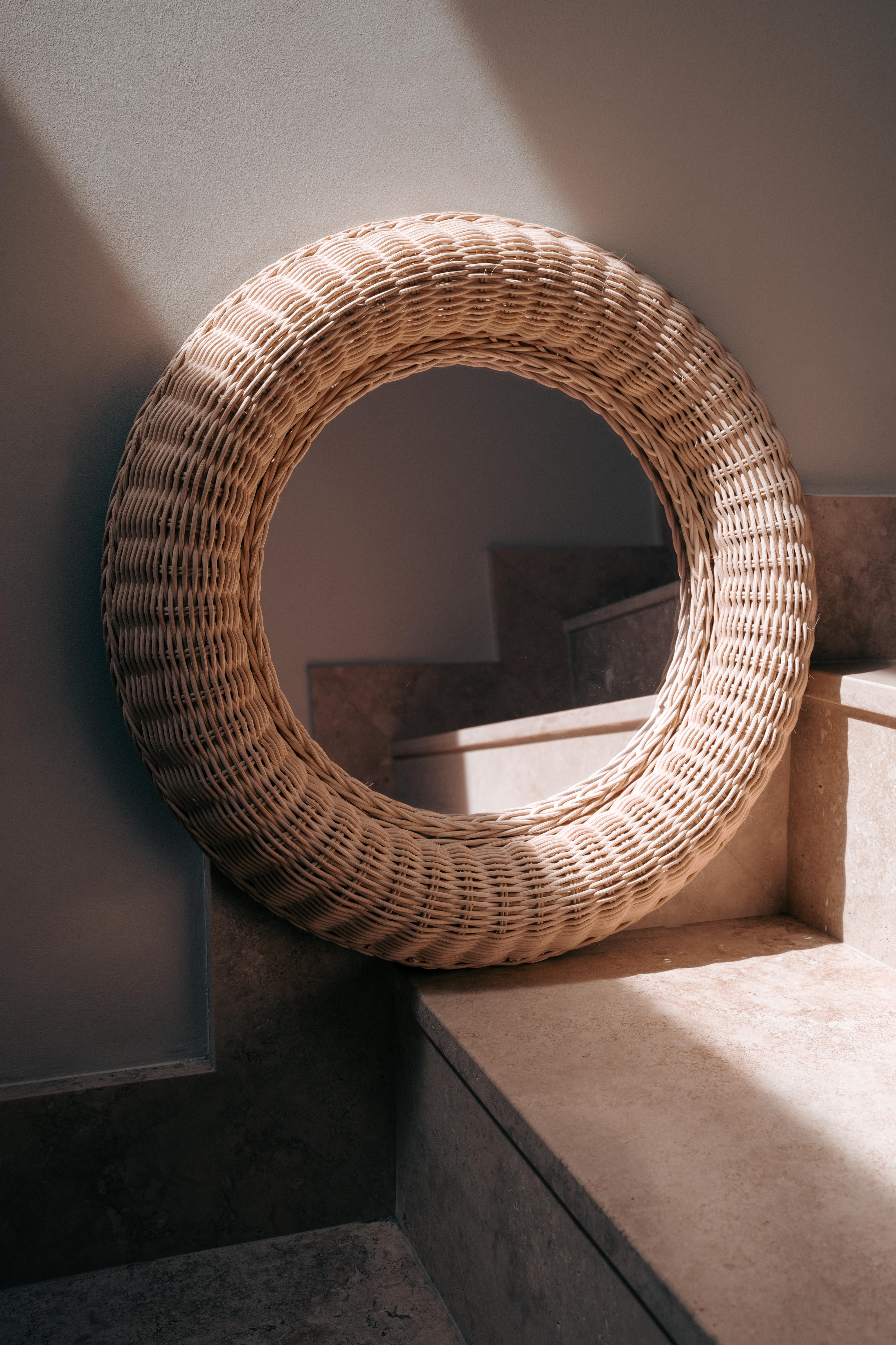 Enhance your space with this handcrafted round decorative mirror by Master Jorge Cruz from Tequisquiapan, Querétaro. Expertly woven using natural fibers, this mirror reflects a commitment to traditional craftsmanship and contemporary design. With