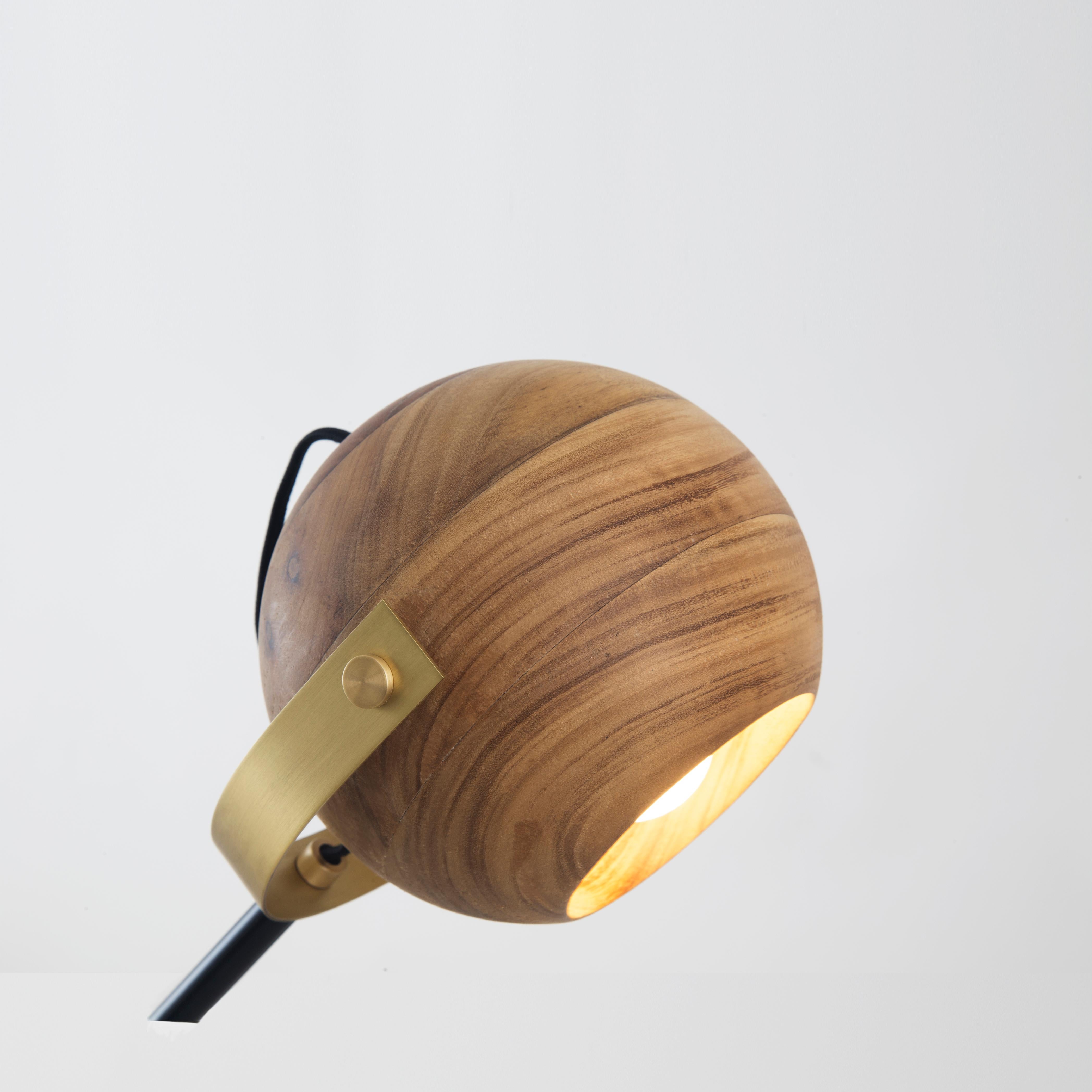 Inspiriert vom brasilianischen Mid-Century-Modern-Stil wurde diese Schreibtischlampe aus schwarzem Holz und Messing, die sich in drei Achsen sanft bewegt, bei den A'Design Awards 2019 ausgezeichnet.
Mit ihrer geometrisch-rationalen Form bringt diese