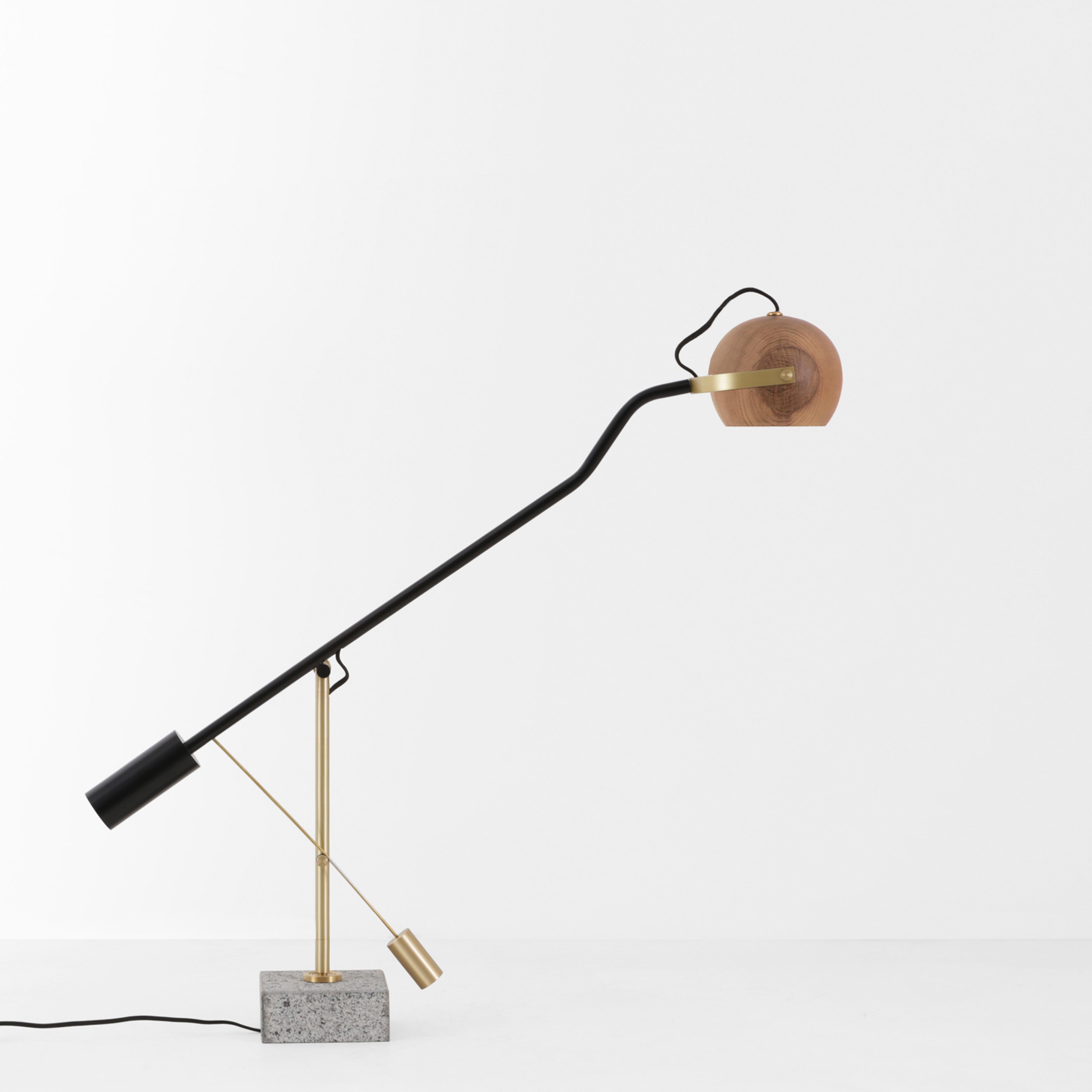 Minimaliste Lampe de bureau brésilienne réglable en bois, détails en laiton, style moderne du milieu du siècle dernier en vente