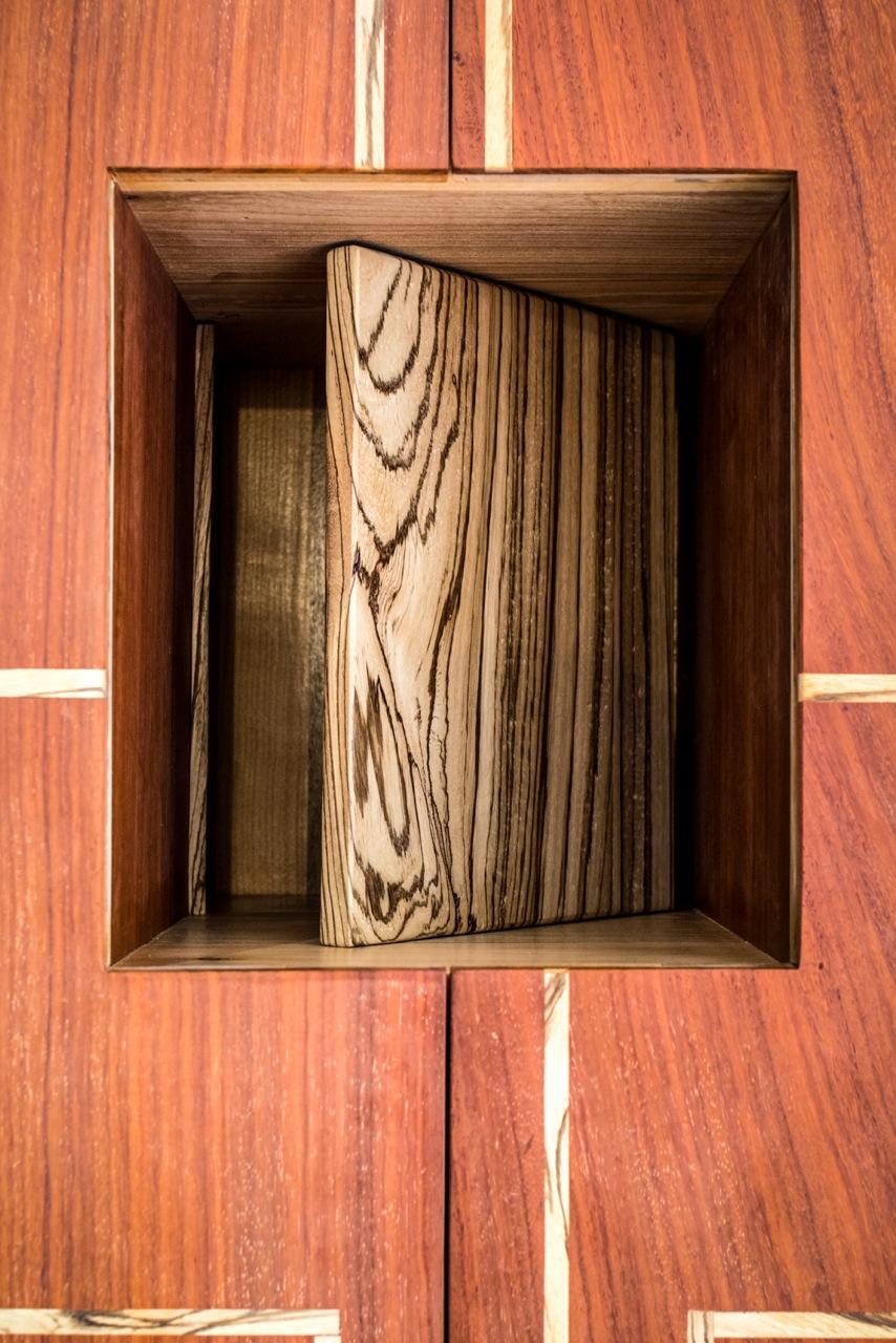 Fabricado artesanalmente en madera, plexiglás y latón, el armario-muestrario Lost Bronze se inspira en la idea de revelar los procesos y la importancia de las estructuras que suelen estar ocultas. La fundición a la cera perdida para el bronce se