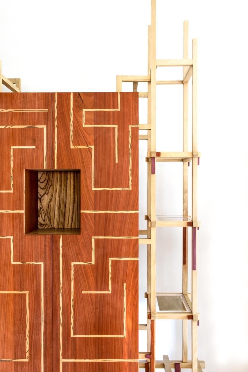 Armario artesanal de madera y latón 
