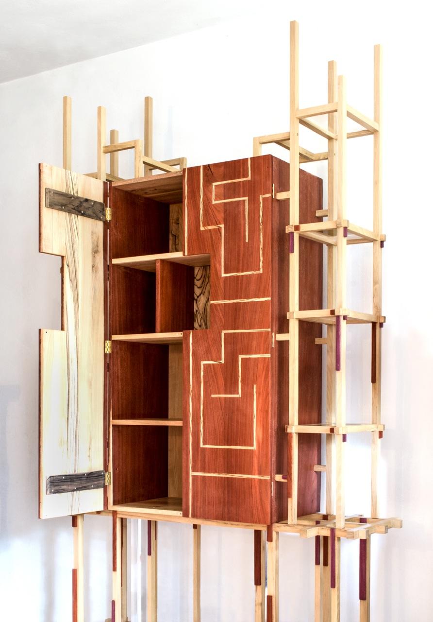 Armario artesanal de madera y latón 