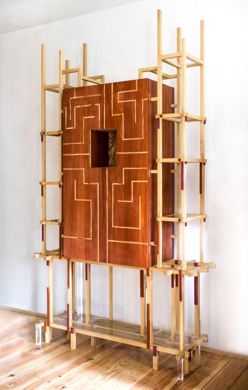 Armario artesanal de madera y latón 