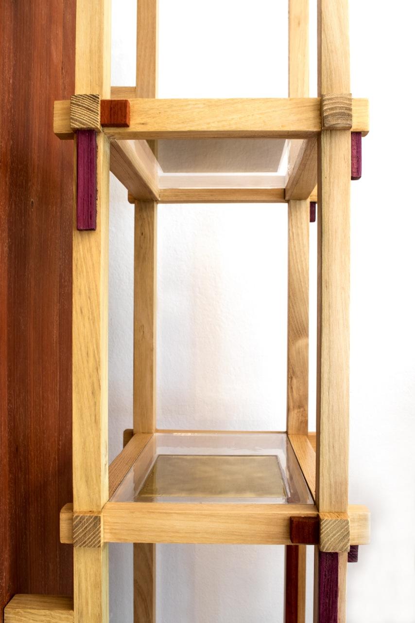 Armario artesanal de madera y latón 