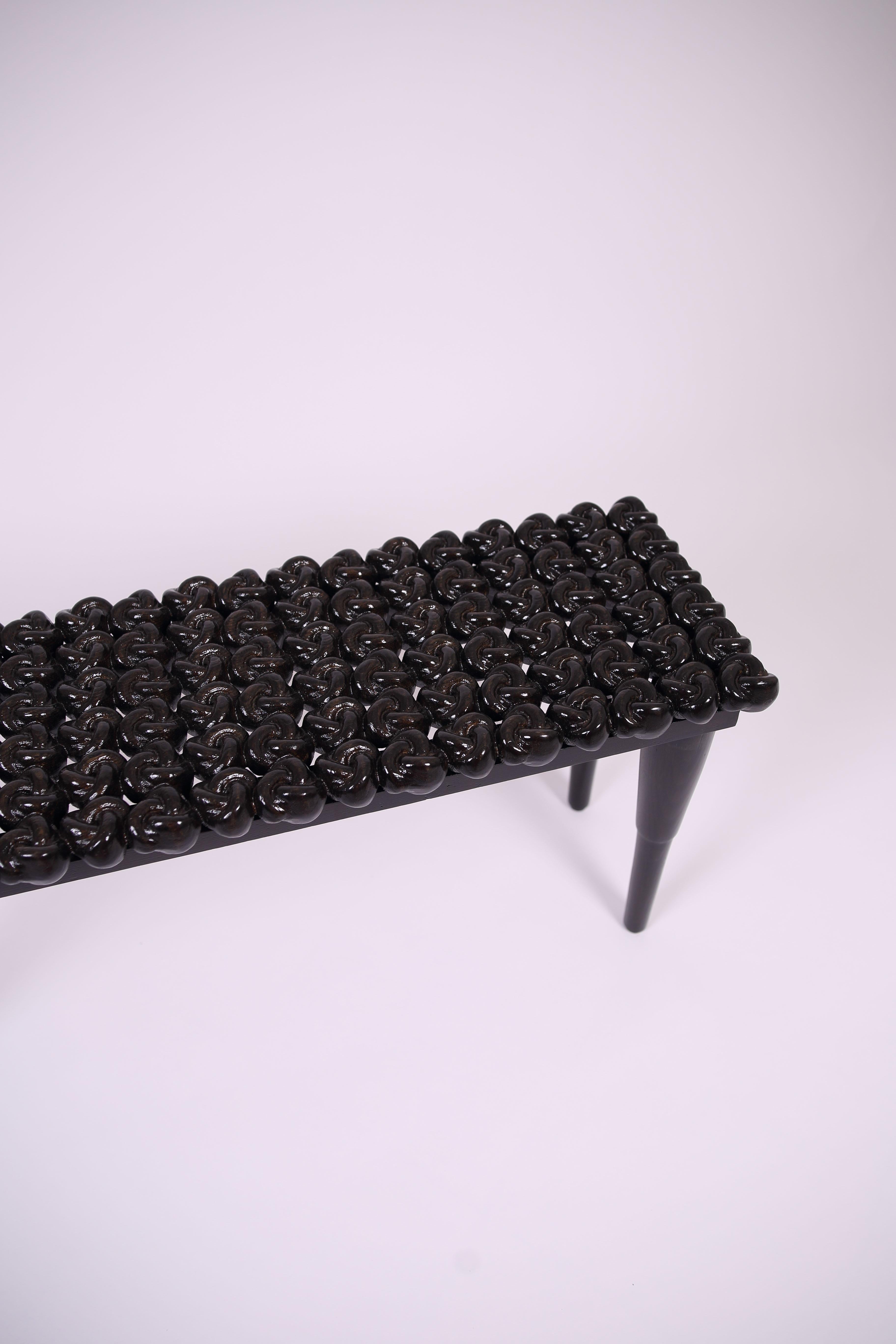 Banc de foyer en bois noir brillant à nœuds, fabriqué à la main en vente 3