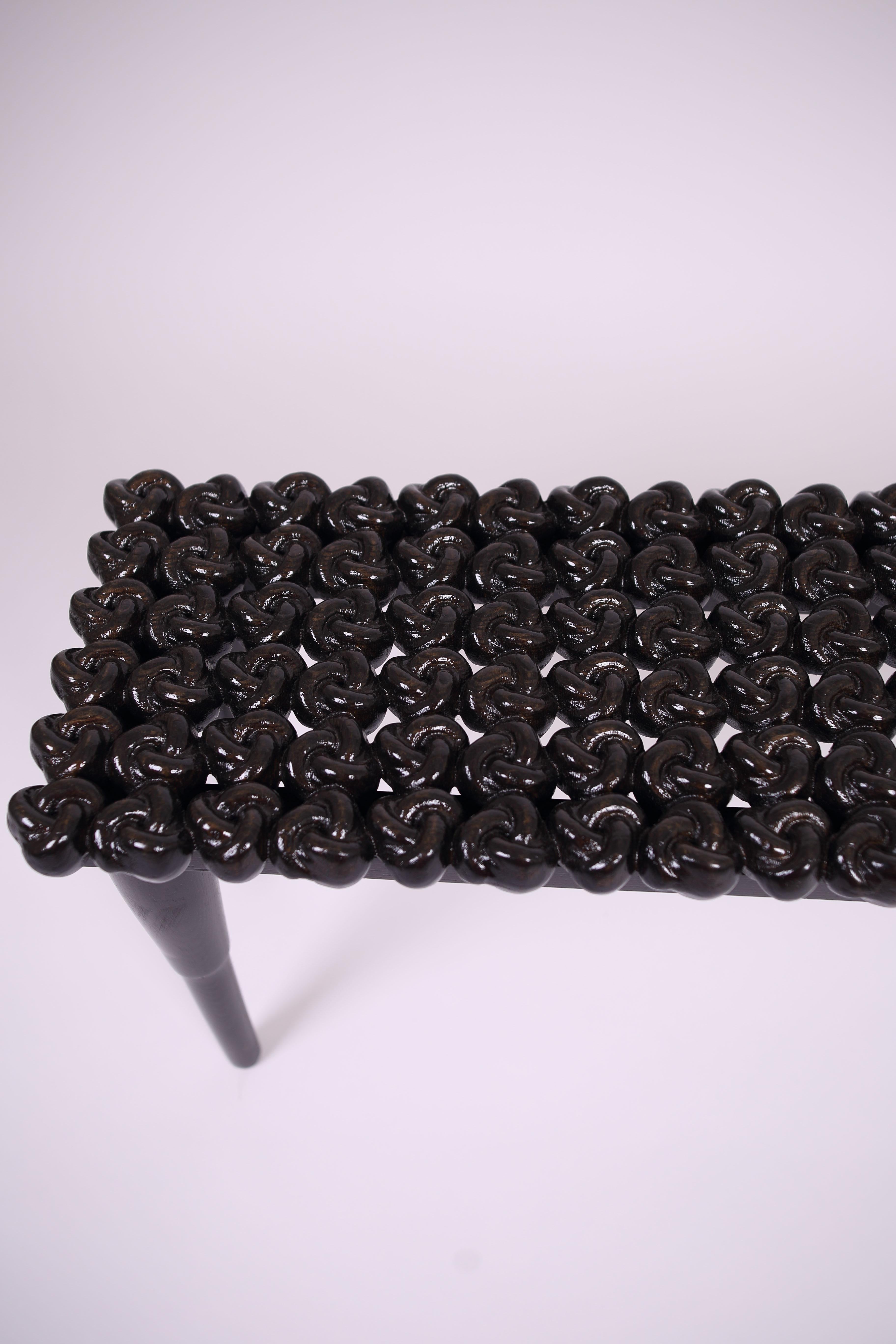 Banc de foyer en bois noir brillant à nœuds, fabriqué à la main en vente 5