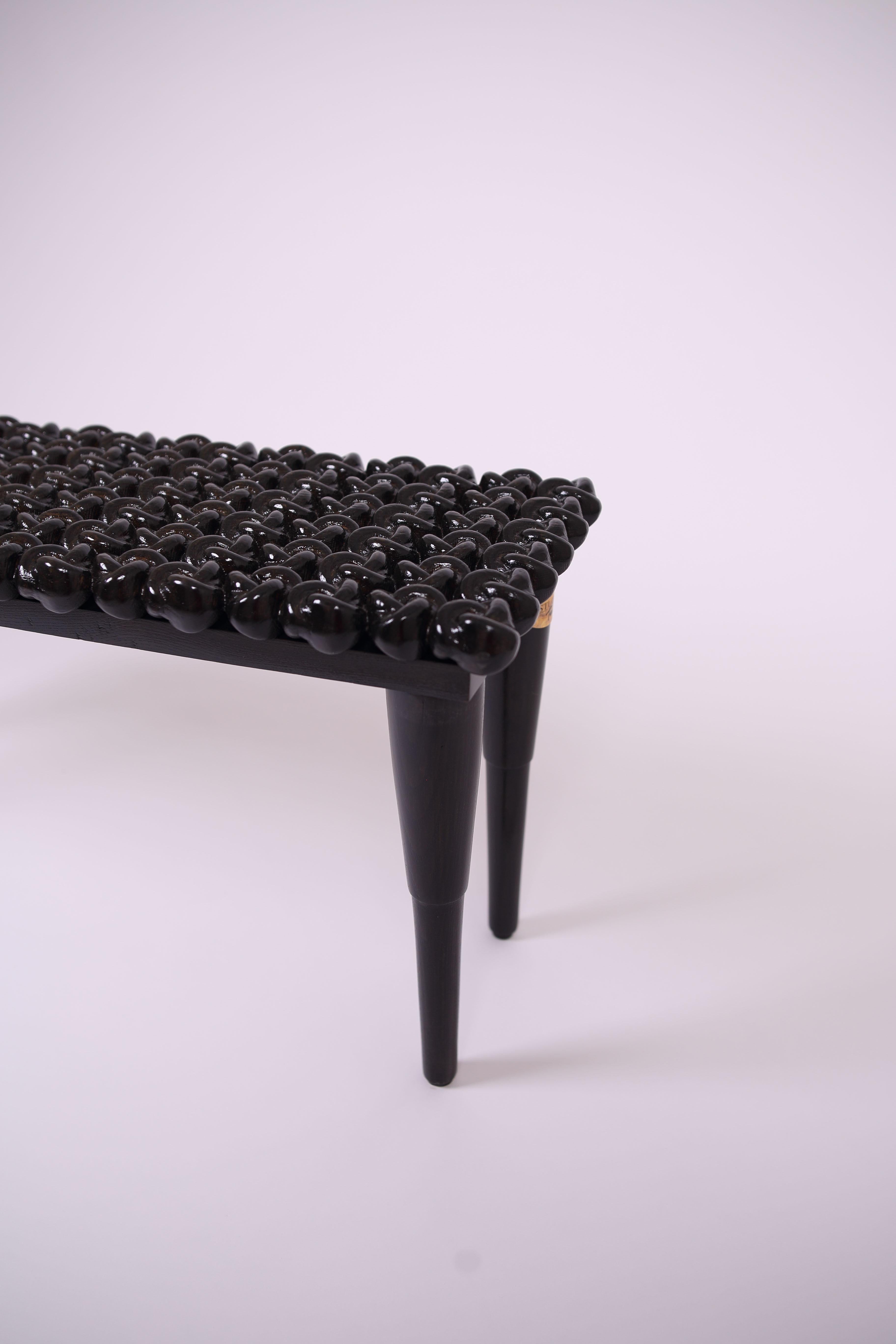 Banc de foyer en bois noir brillant à nœuds, fabriqué à la main en vente 4