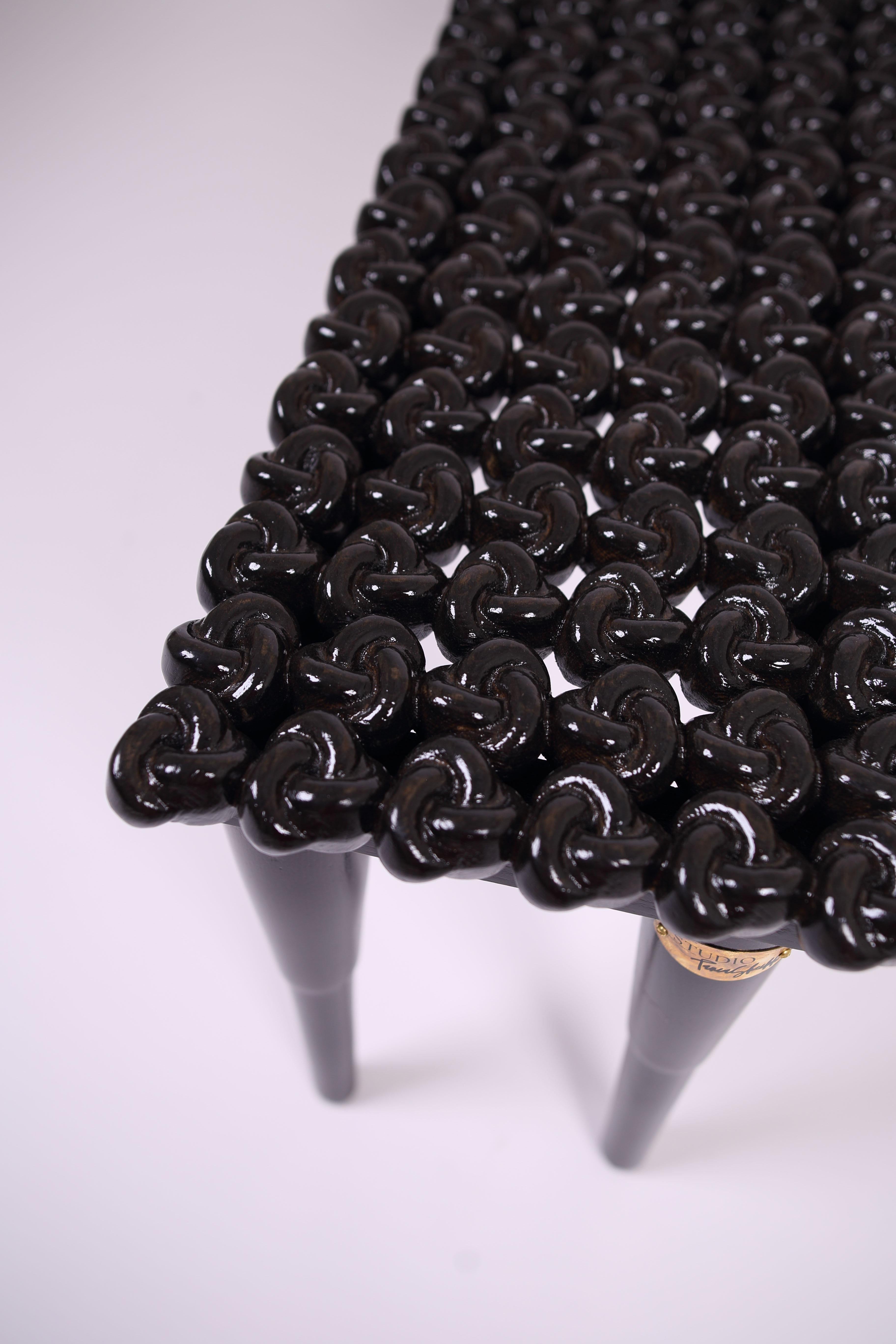 Banc de foyer en bois noir brillant à nœuds, fabriqué à la main en vente 6