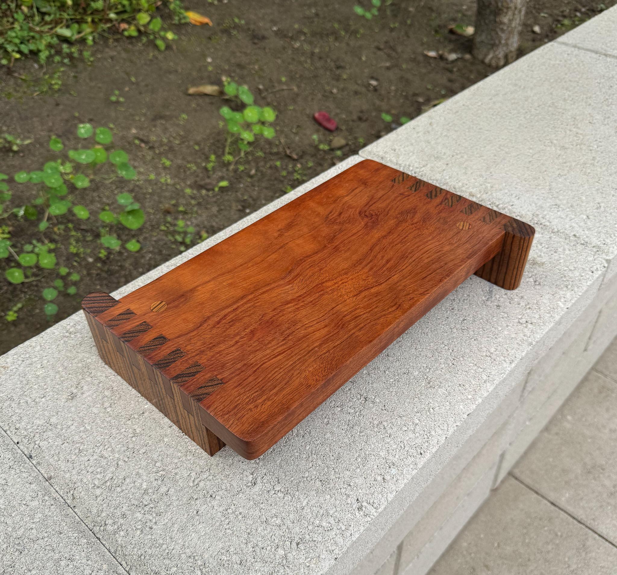 Planche à découper / plateau en Wood artisanal.  20ème siècle. 