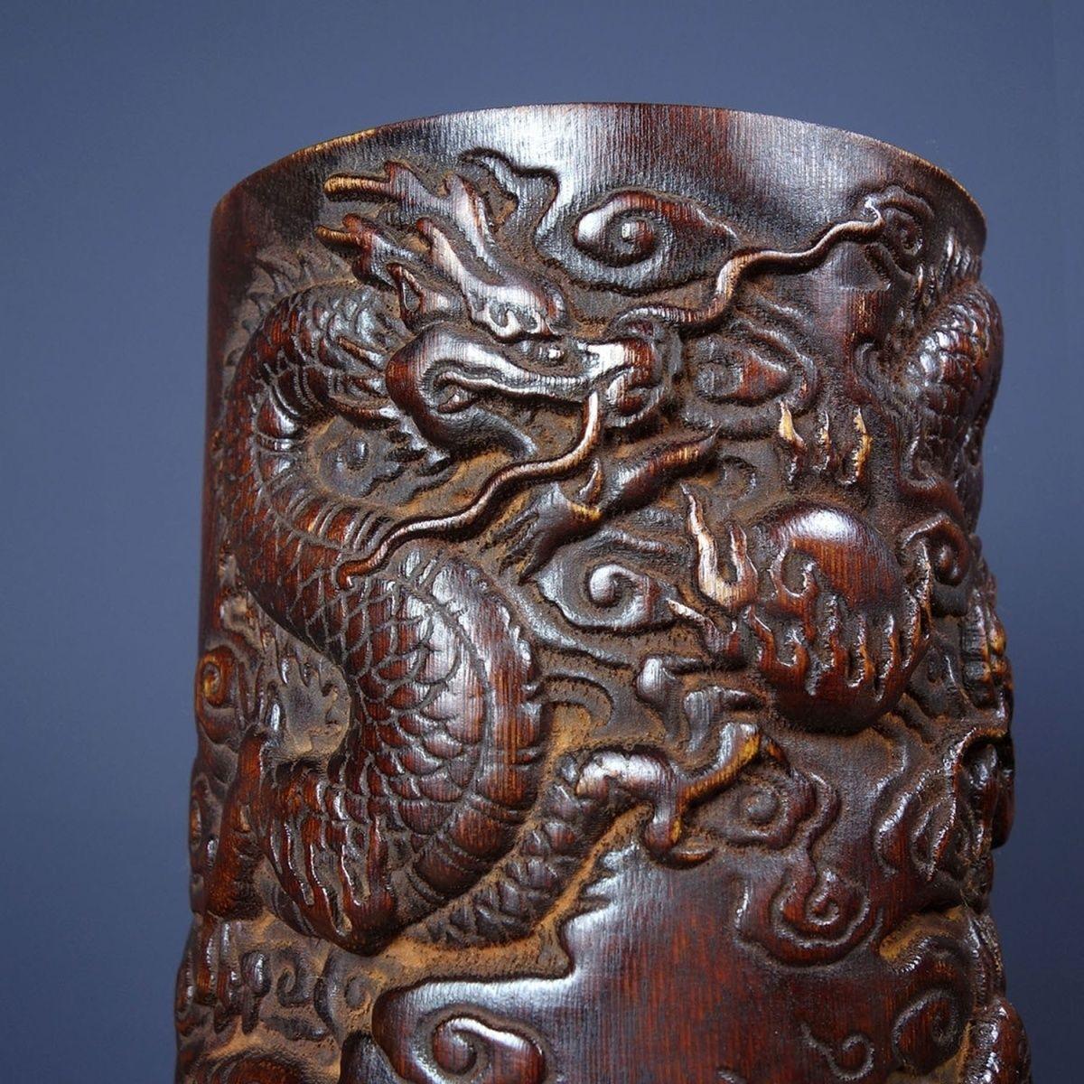 Handcrafted Wood Pen Pot with Dragon Carving – Elegant Desk Organizer In Fair Condition For Sale In 景德镇市, CN