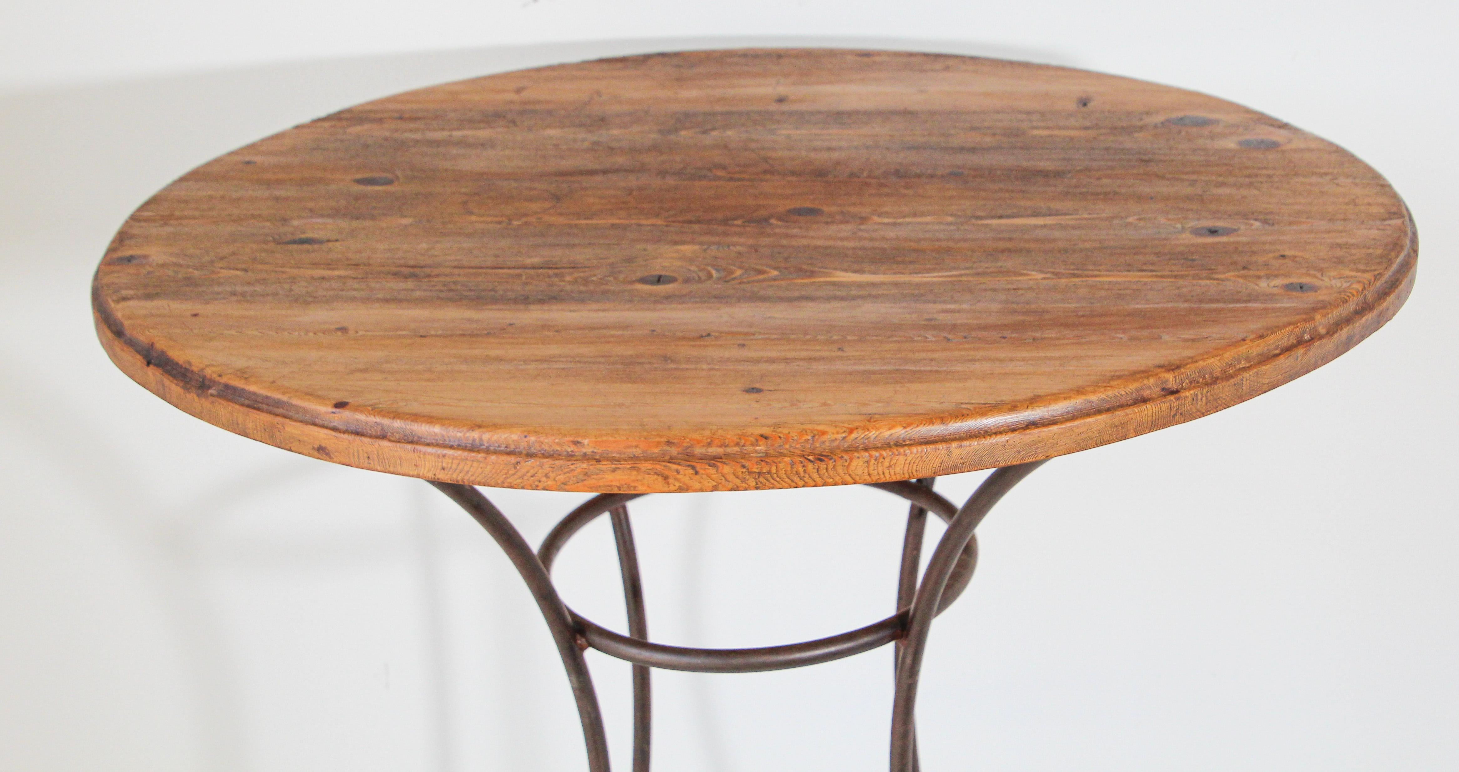 Handcrafted Wood Top Bar Höhe Tisch mit Schmiedeeisen geschmiedet Basis (Spanisch Kolonial) im Angebot