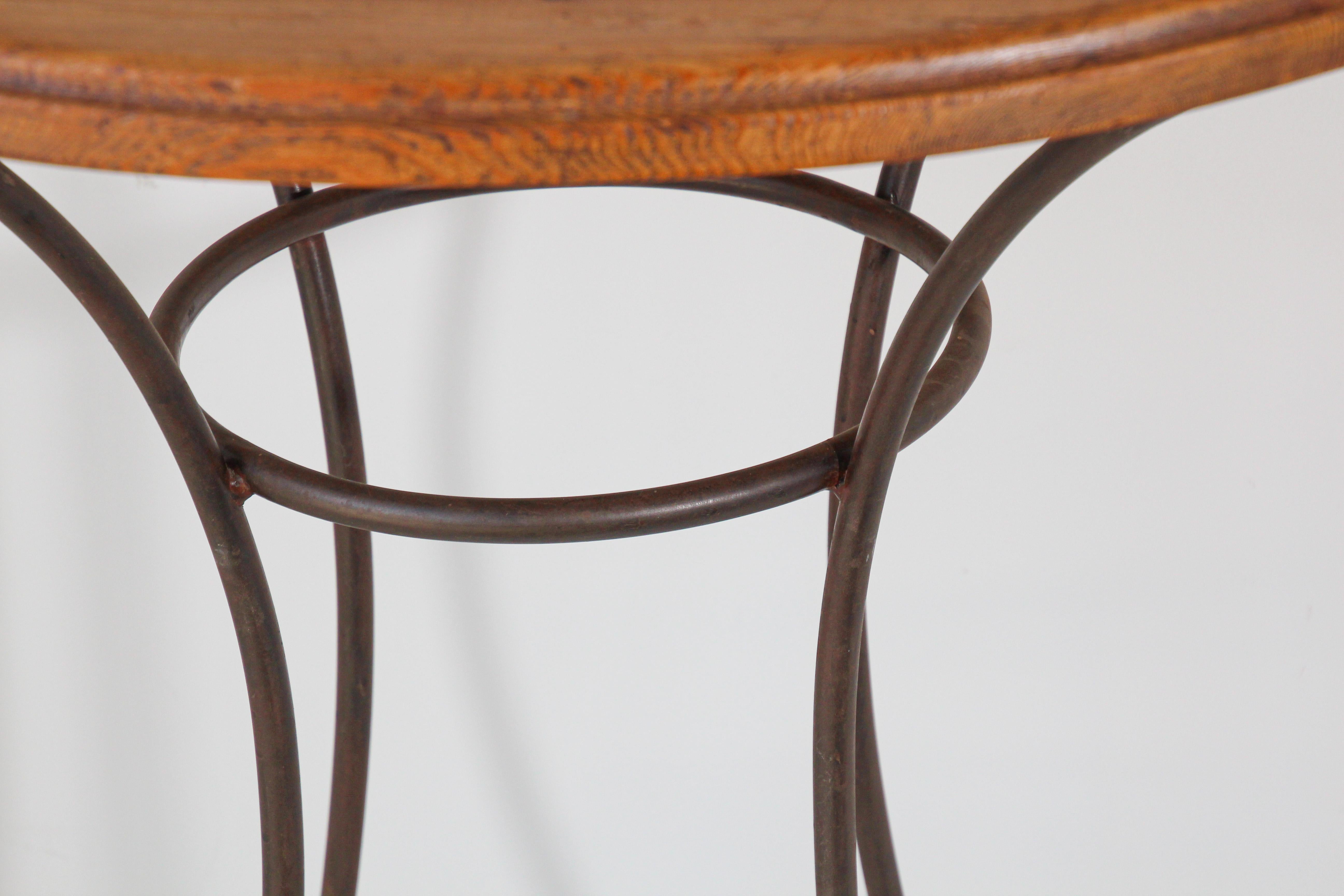 Handcrafted Wood Top Bar Höhe Tisch mit Schmiedeeisen geschmiedet Basis (20. Jahrhundert) im Angebot