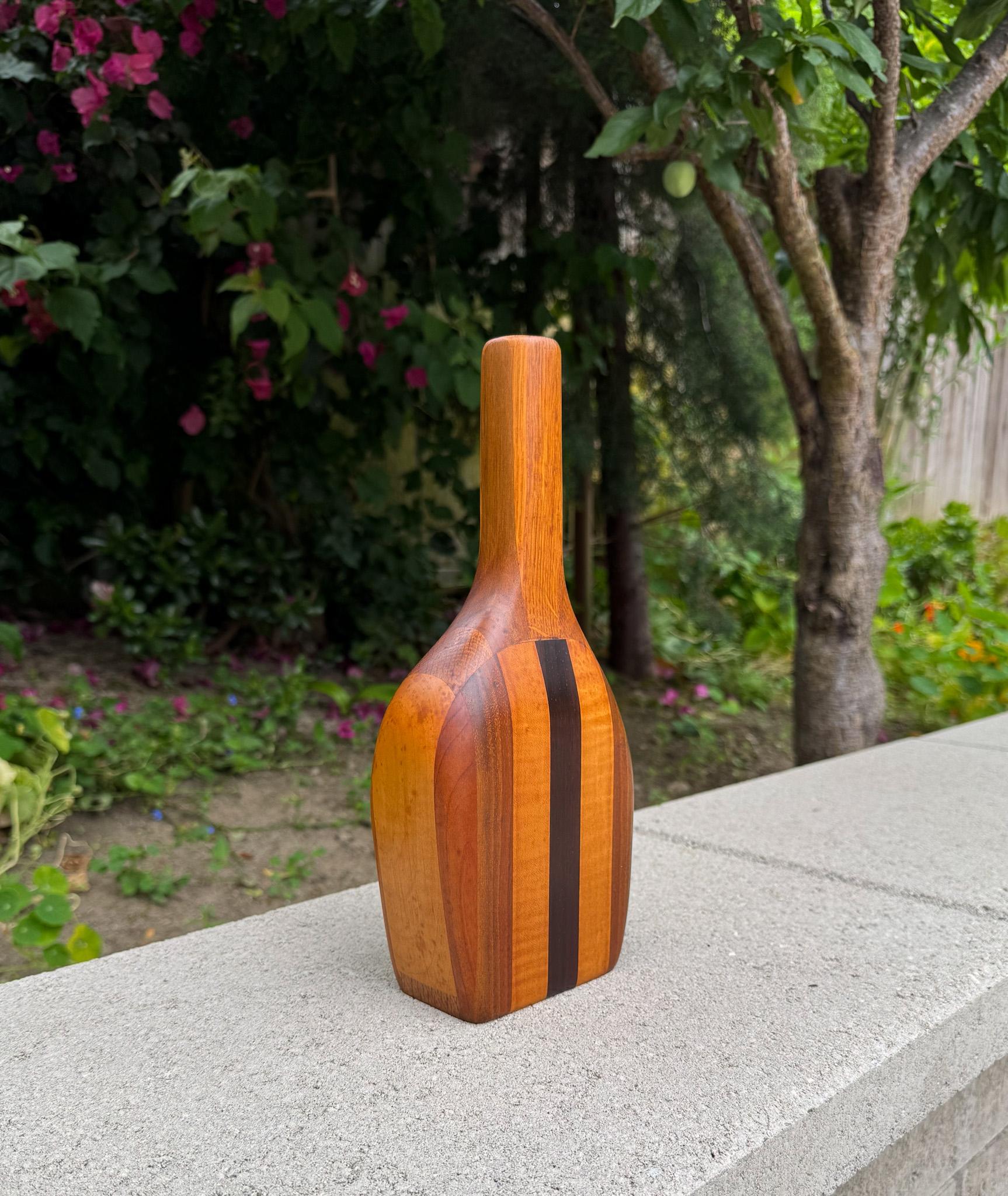 Vase en bois fabriqué à la main, États-Unis, 1986. 