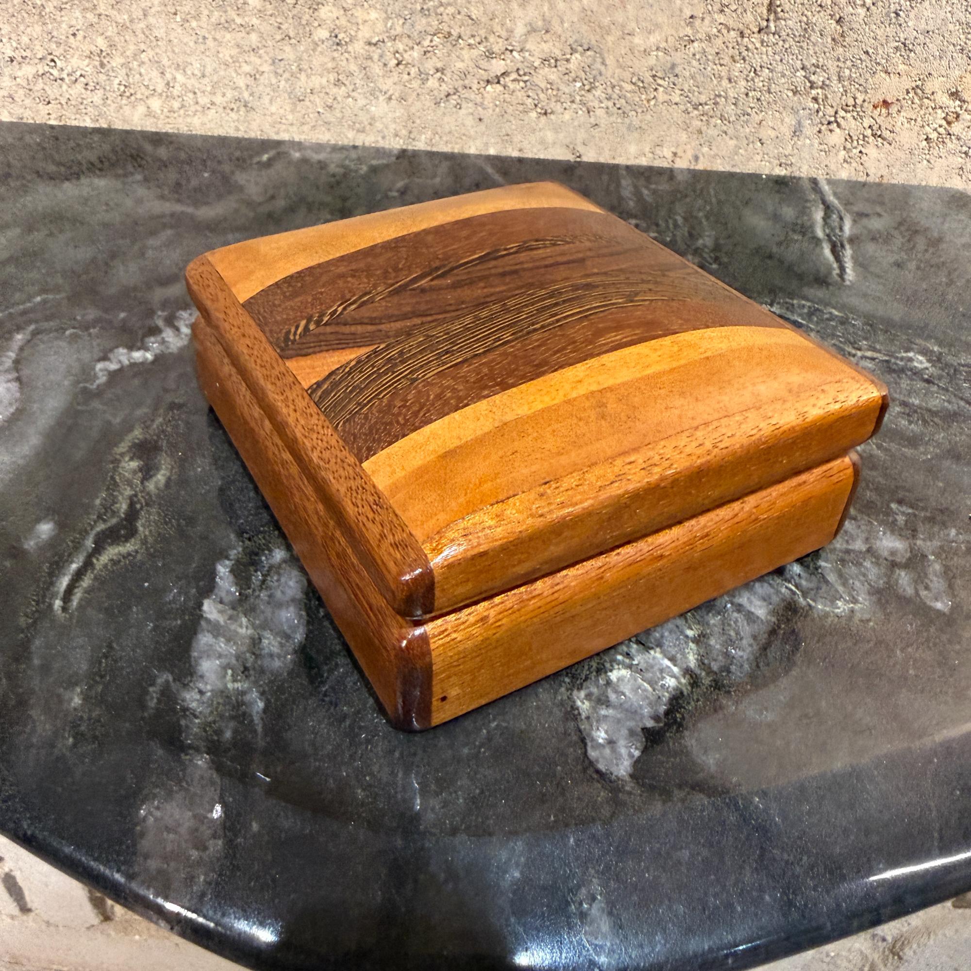 Boîte à bijoux en bois artisanale Studio A moderne organique en vente 4