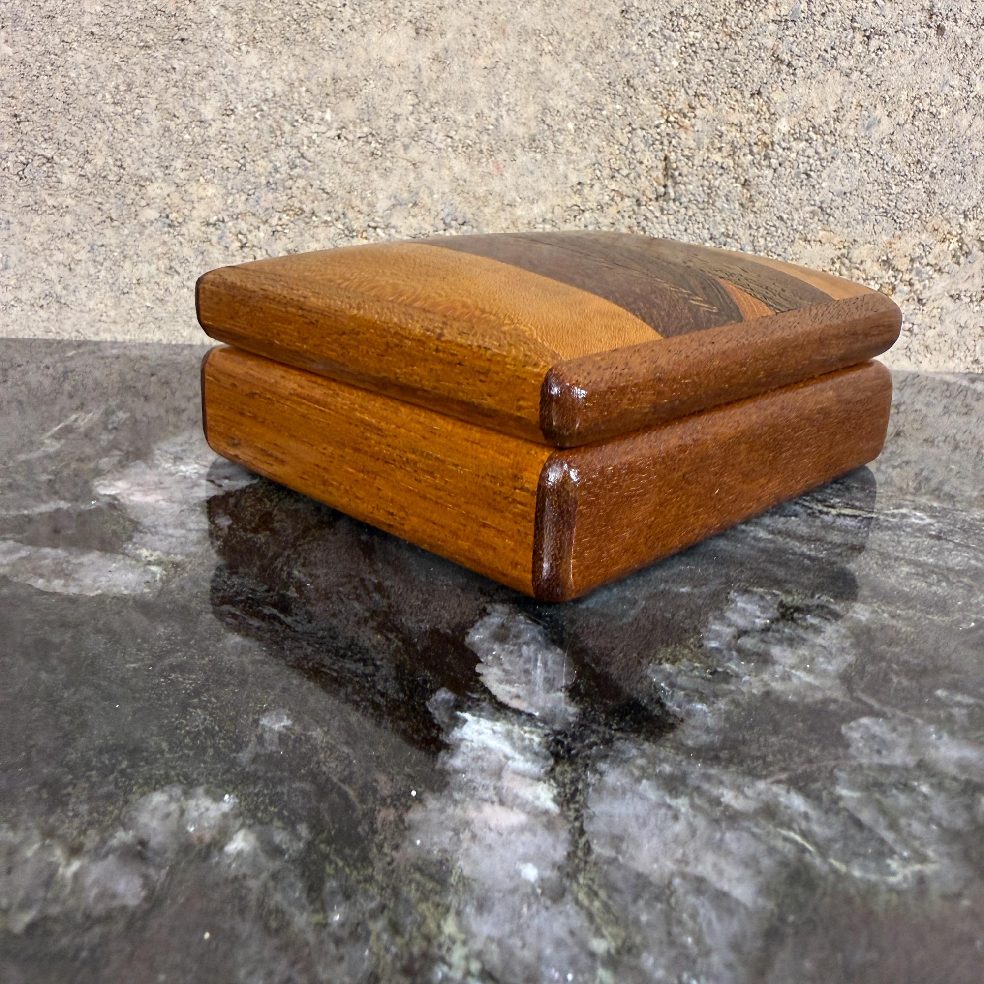 Mid-Century Modern Boîte à bijoux en bois artisanale Studio A moderne organique en vente