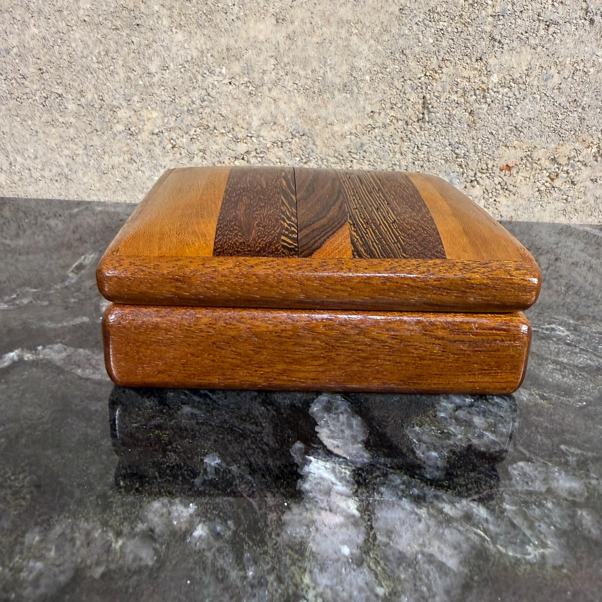 Américain Boîte à bijoux en bois artisanale Studio A moderne organique en vente