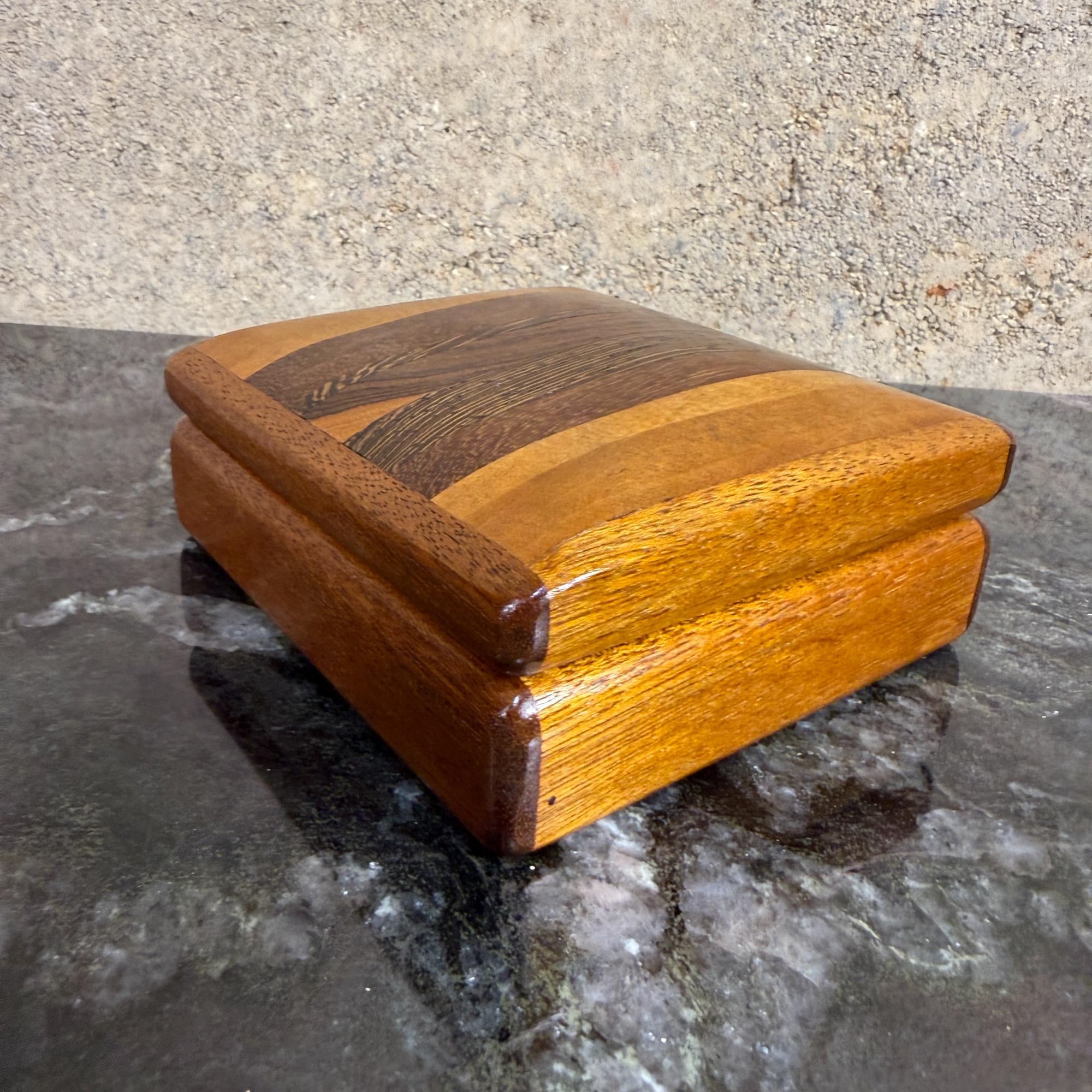 Huilé Boîte à bijoux en bois artisanale Studio A moderne organique en vente