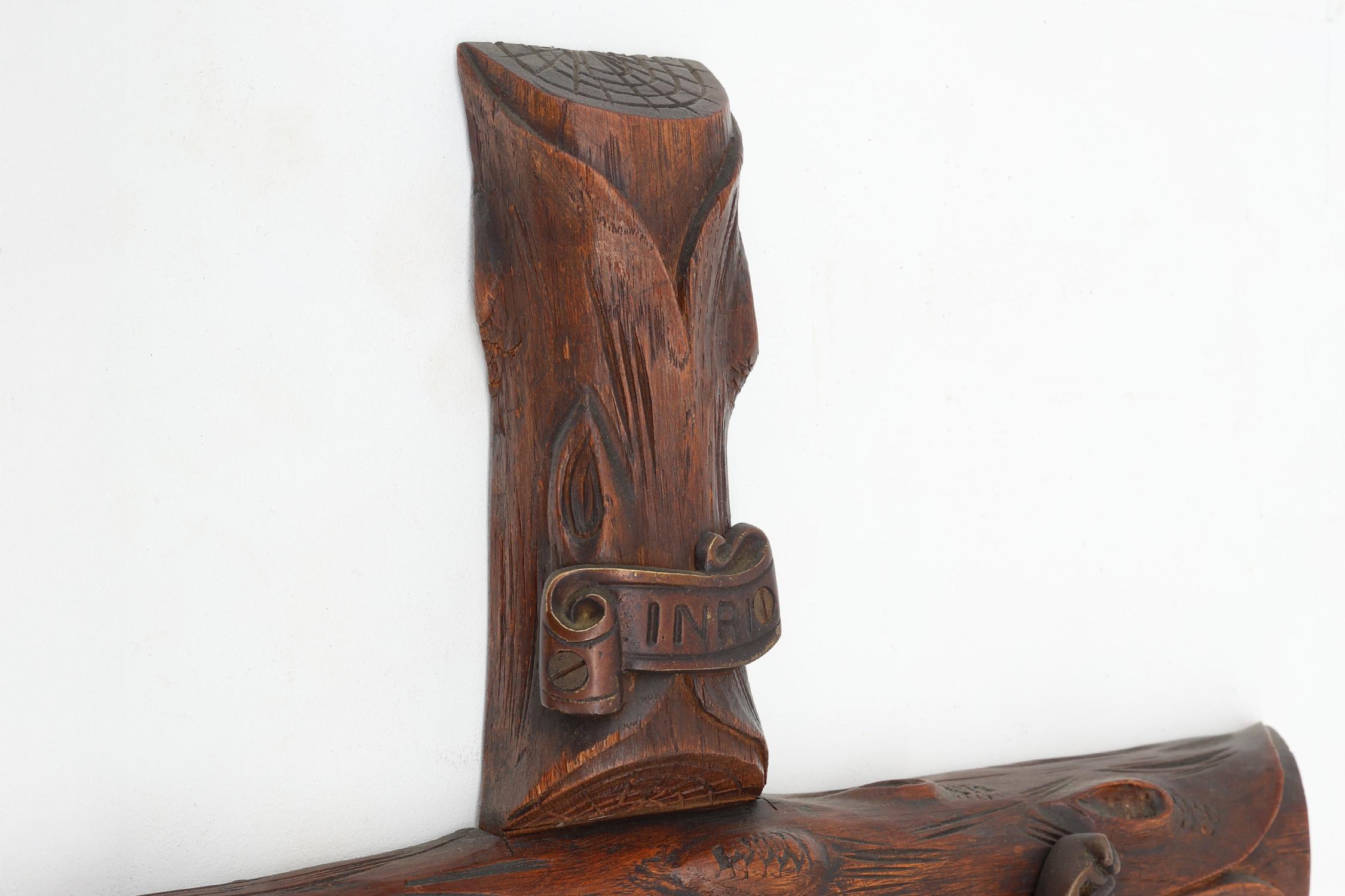 Crucifix artisanal en bois de style Art déco, Belgique, années 1920 en vente 3